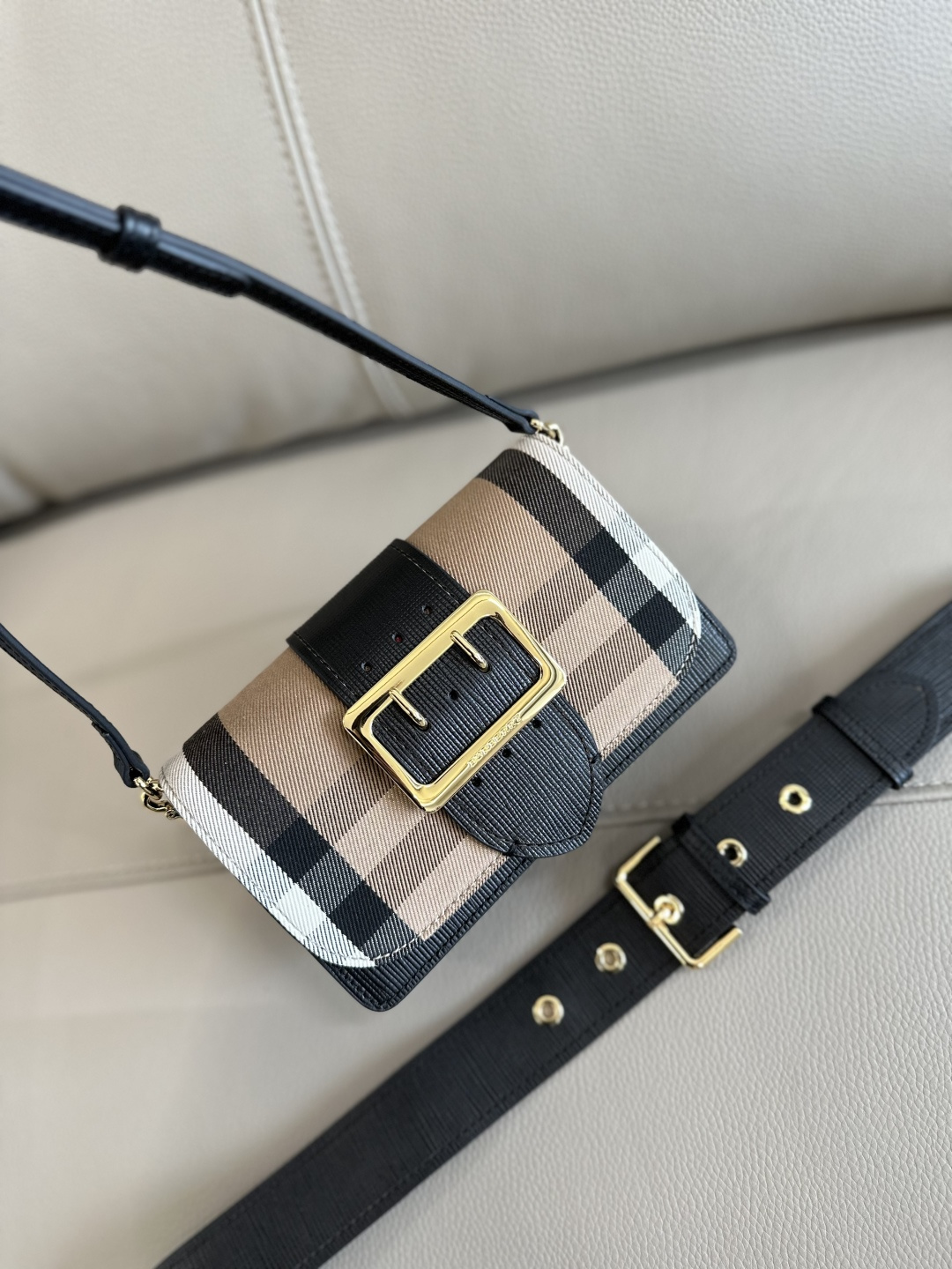 Burberry Special grade original leather Bjia The Buckle bag more details