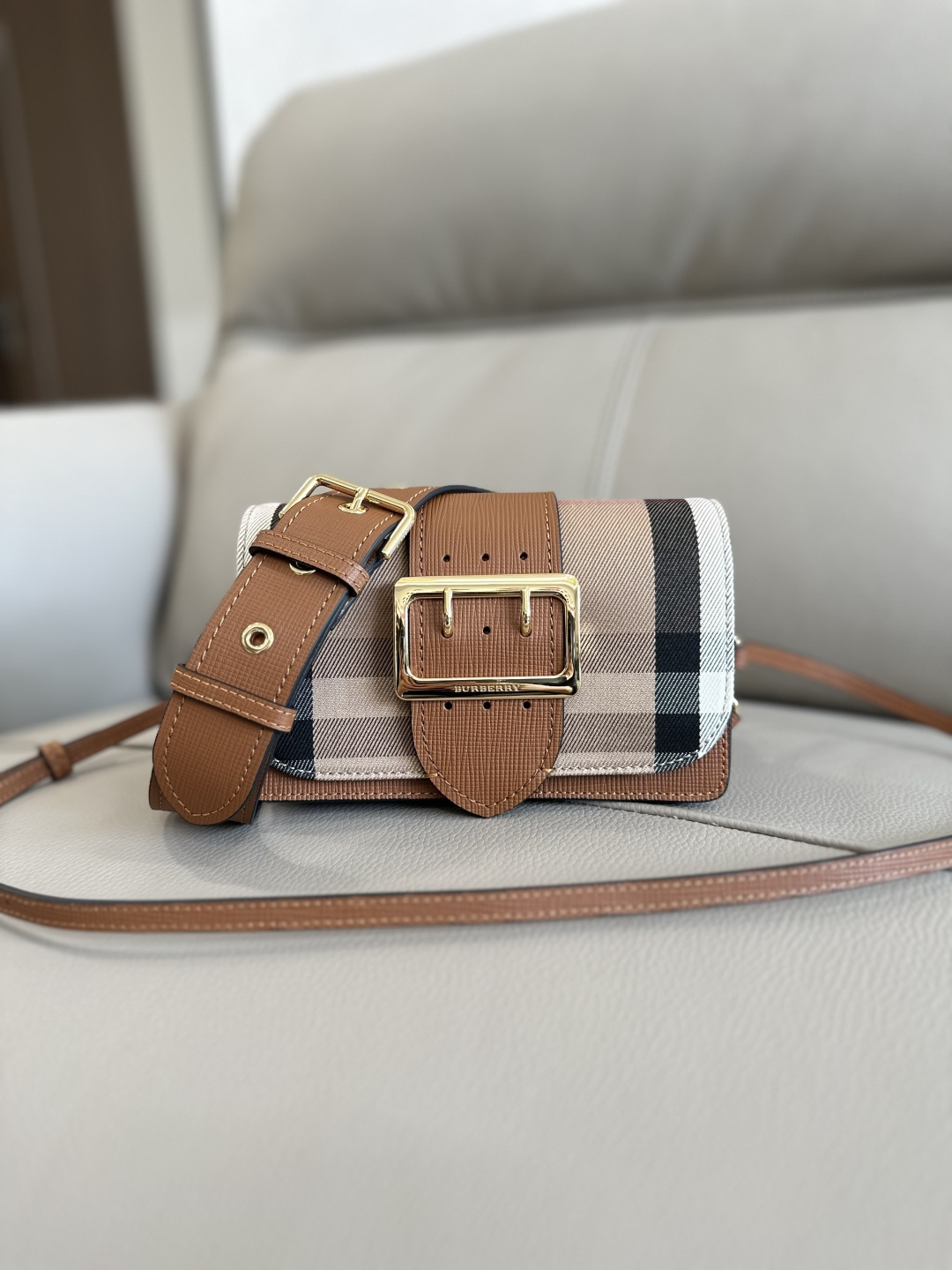 Burberry's premium original B-brand The Buckle bag is made of premium quality cowhide and English-spun House plaid pieces. It is paired with exqu