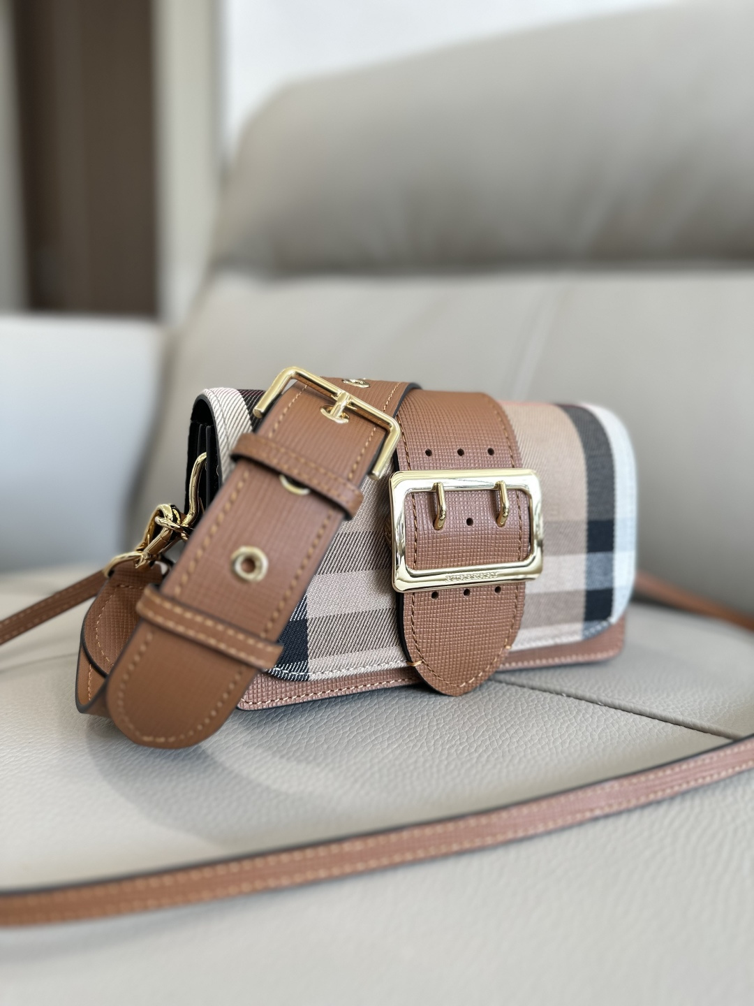 Burberry's premium original B-brand The Buckle bag is made of premium quality cowhide and English-spun House plaid pieces. It is paired with exqu