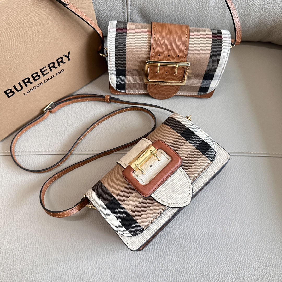 Borsa a tre funzioni, l'iconico motivo check è sempre alla moda e versatile. Il design a soffietto la rende super pratica, amata da tutte le donne.
