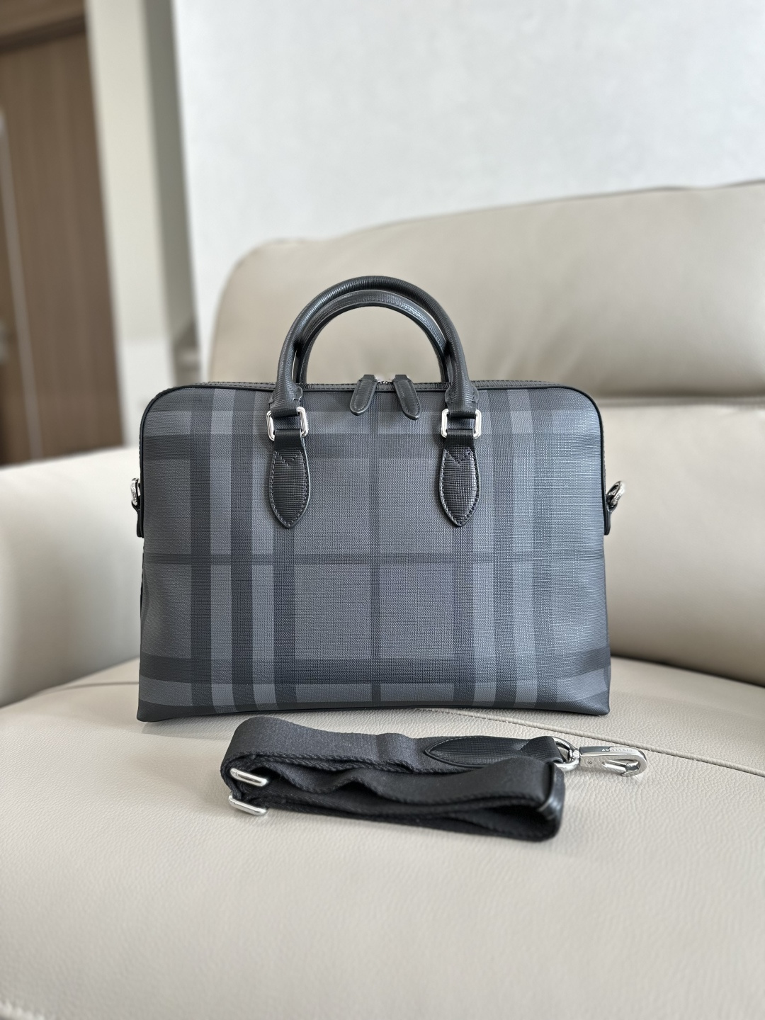 Premium 🅿️600 B Maletín para hombre B, con paneles de cuadros ahumados, ribete de cuero lujoso, forma estructurada, me…