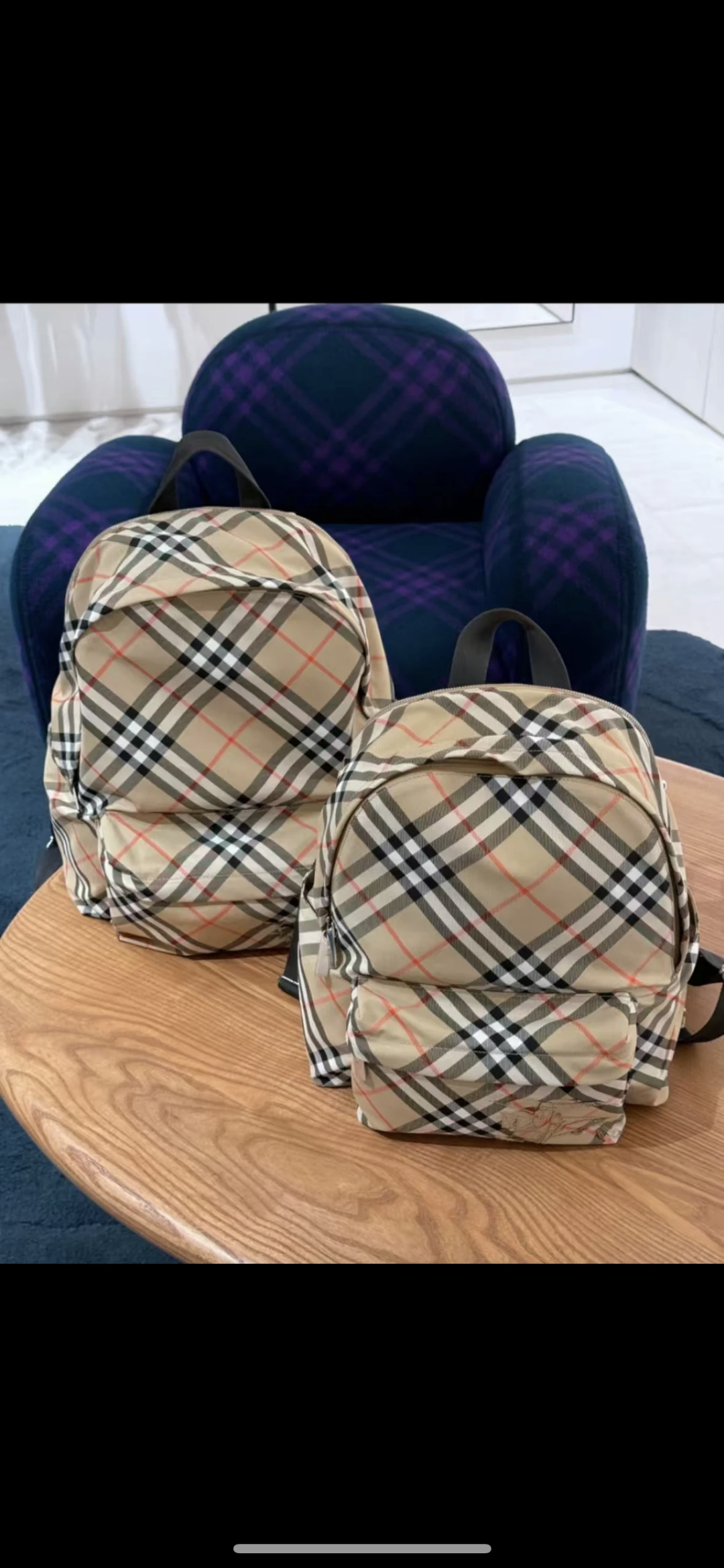 25 new products debut Burberrys newly released checkered small size at the counter version is more moderate in size, practical and good-looking.