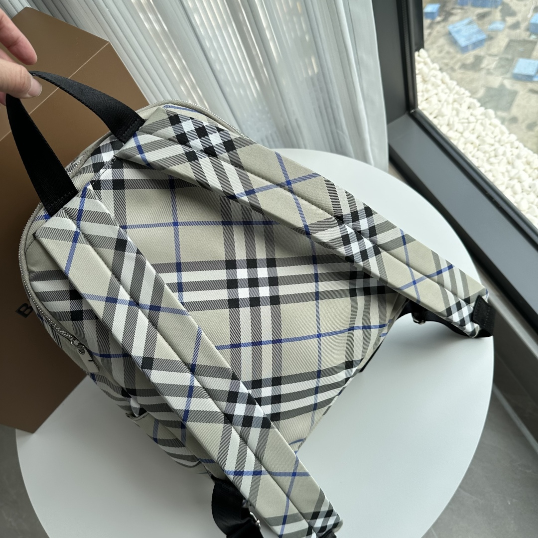Burberry backpack, decorated with 25 new products debuting Burberry's counter-exclusive plaid waterproof fabric. The interior is made of the same