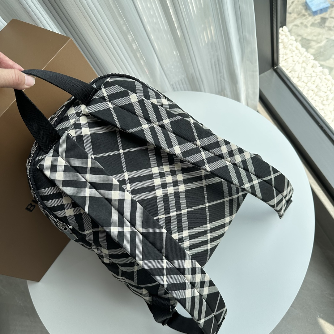 Burberry backpack, decorated with 25 new products debuting Burberry's counter-exclusive plaid waterproof fabric. The interior is made of the same