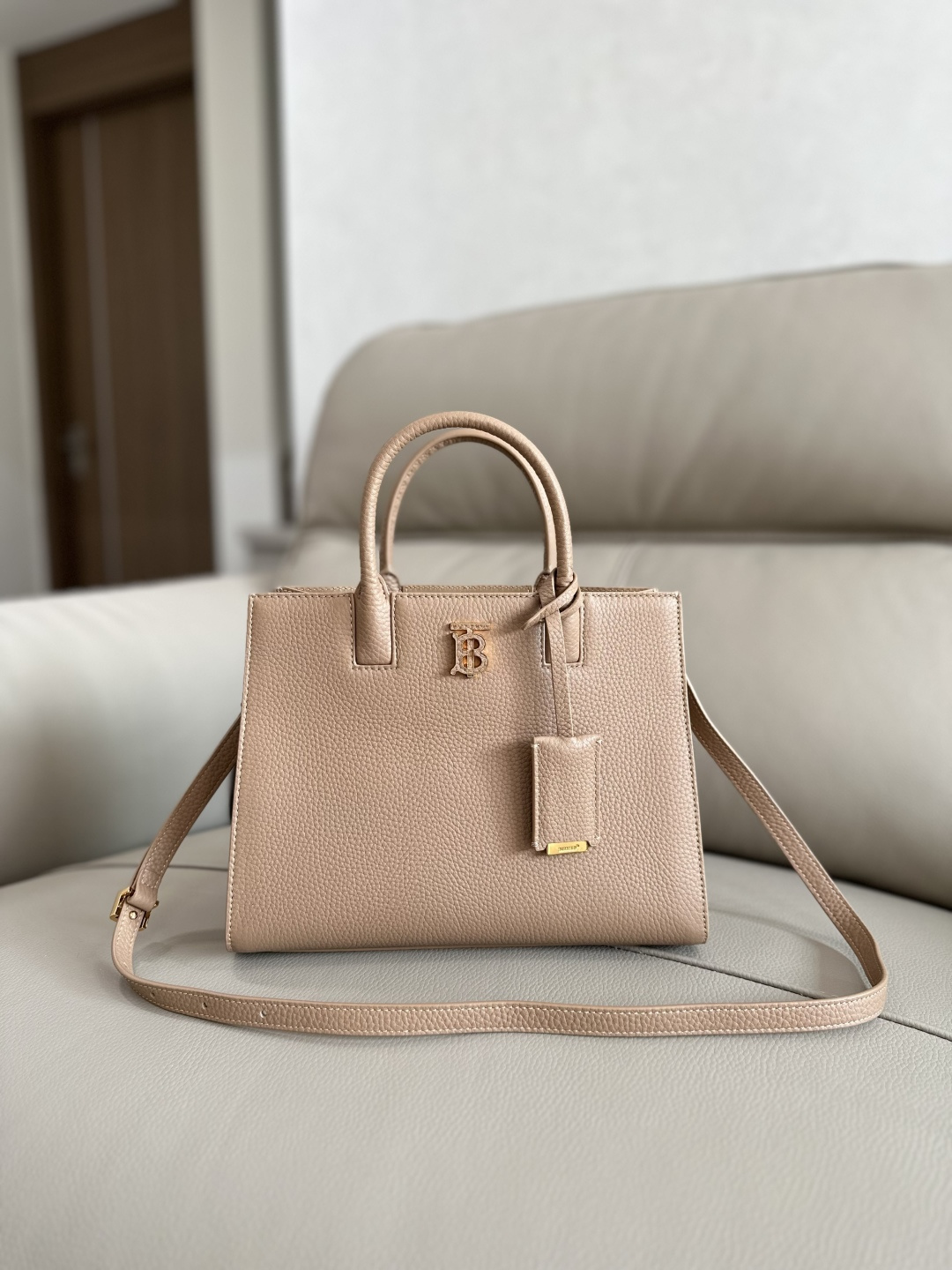 Burberry トートバッグ - イタリア製牛革と多機能デザイン