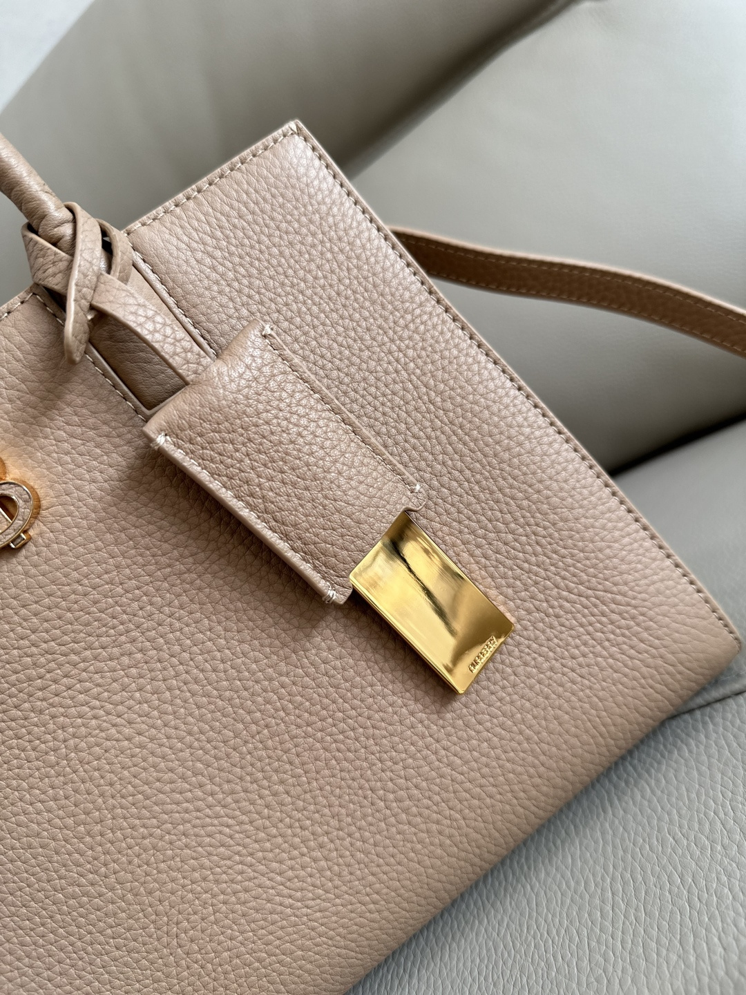 Burberry トートバッグ - イタリア製牛革と多機能デザイン