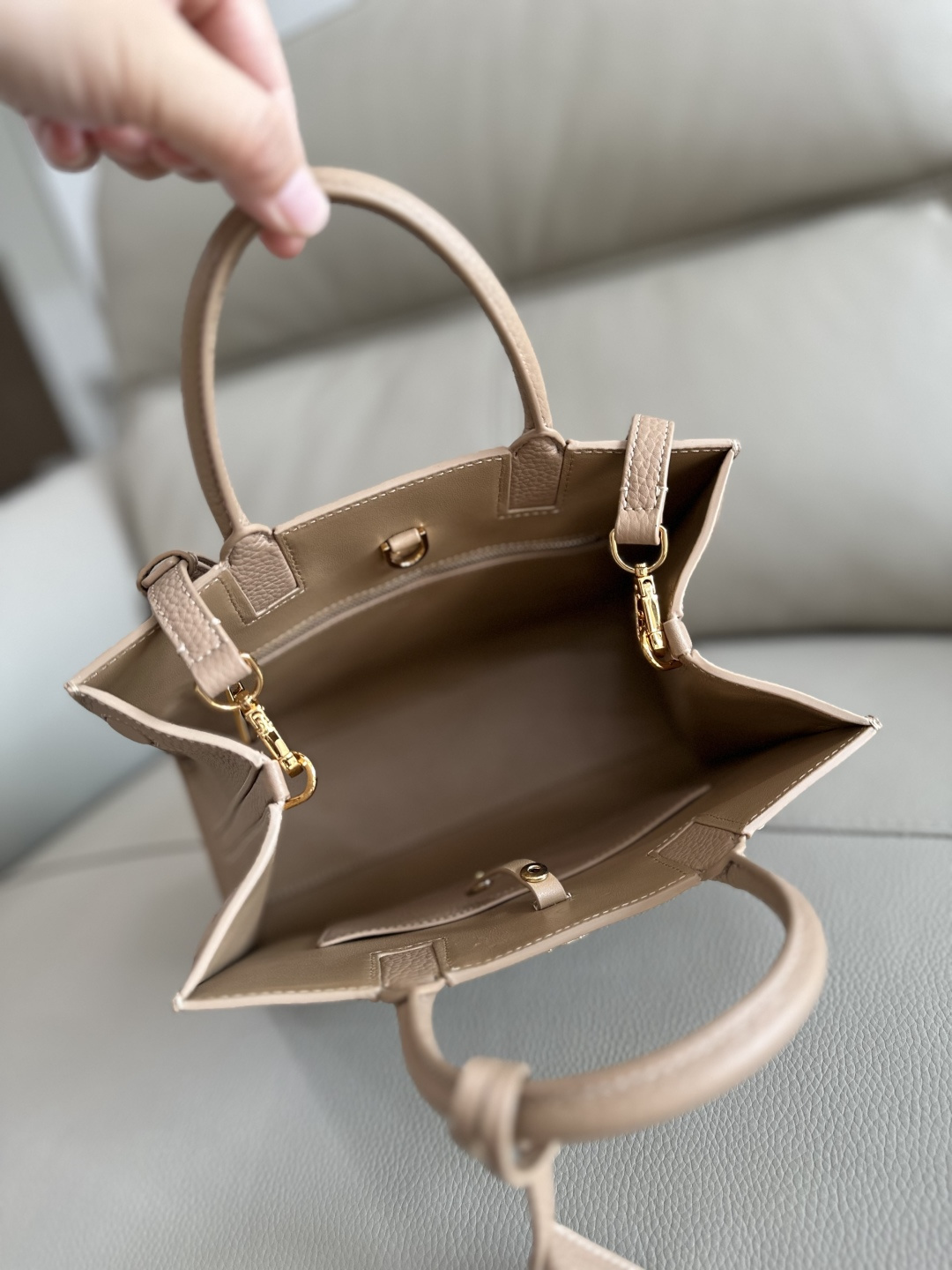 Burberry トートバッグ - イタリア製牛革と多機能デザイン