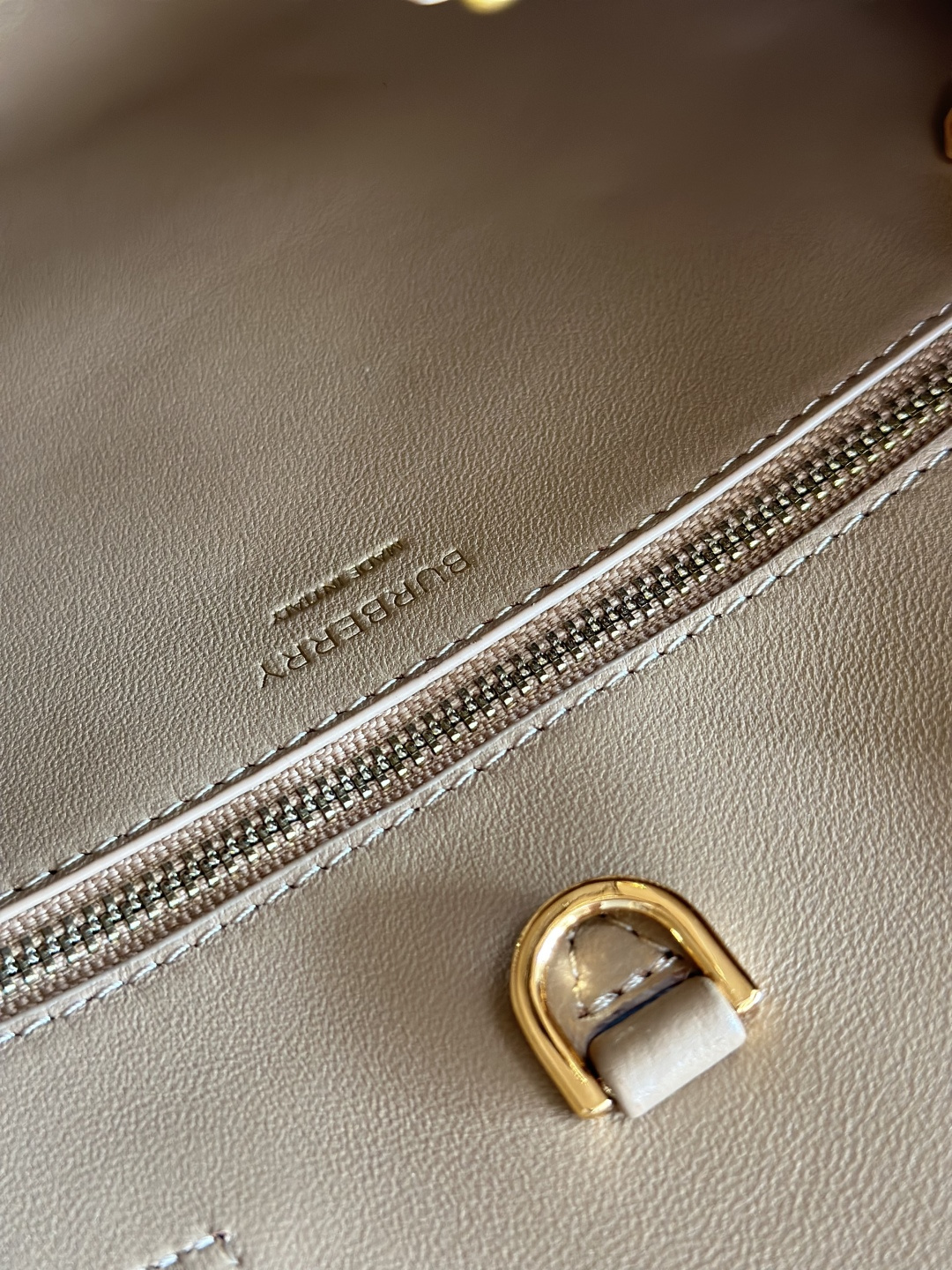 Burberry トートバッグ - イタリア製牛革と多機能デザイン