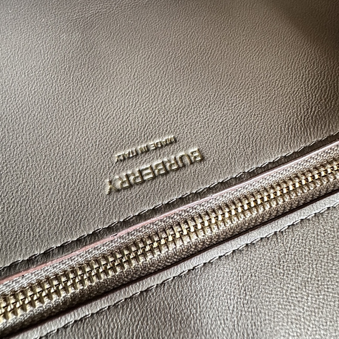 Burberry トートバッグ - イタリア製レザーと複数ポケット付き