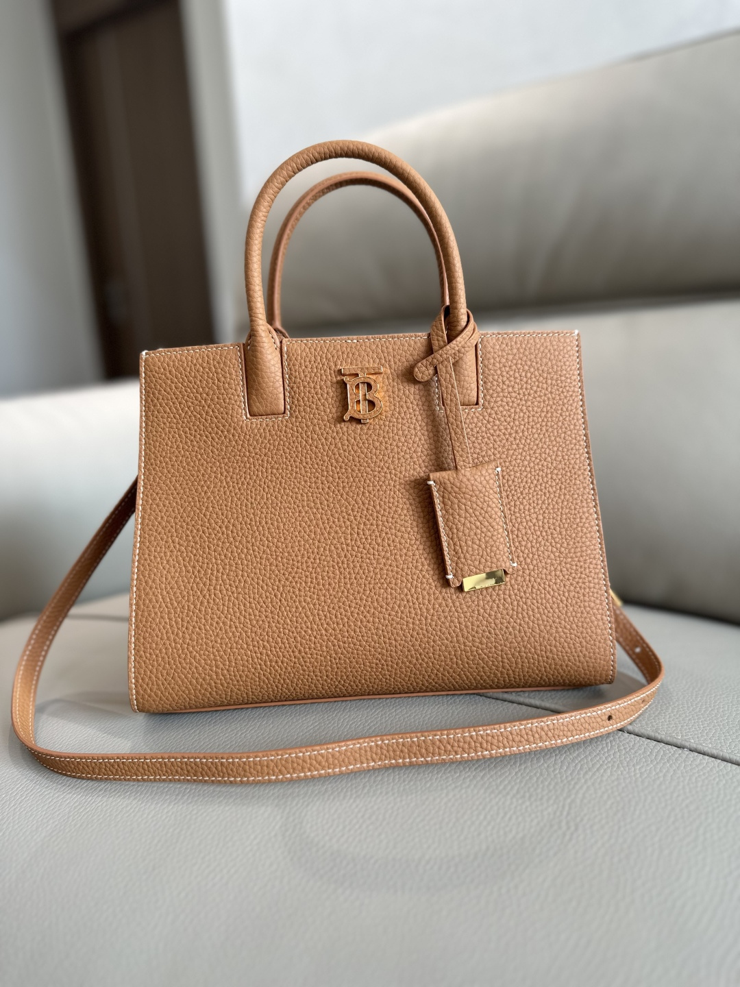 Burberry 托特バッグ - イタリア製レザー、洗練されたデザイン