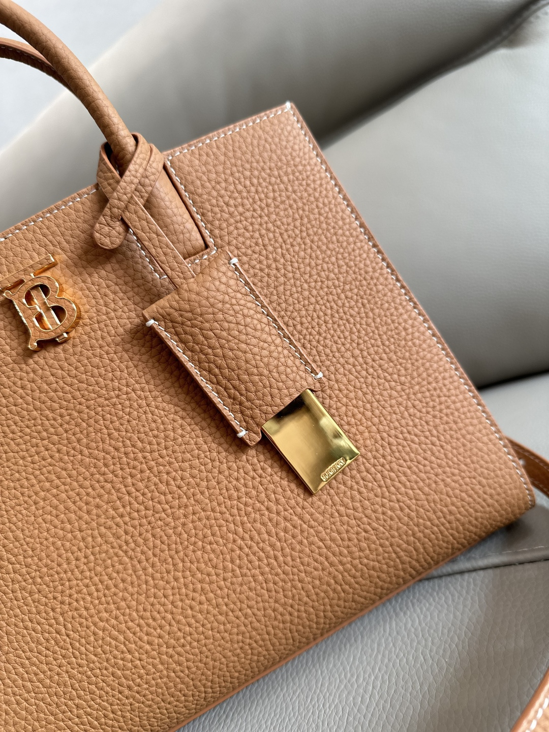 Burberry 托特バッグ - イタリア製レザー、洗練されたデザイン