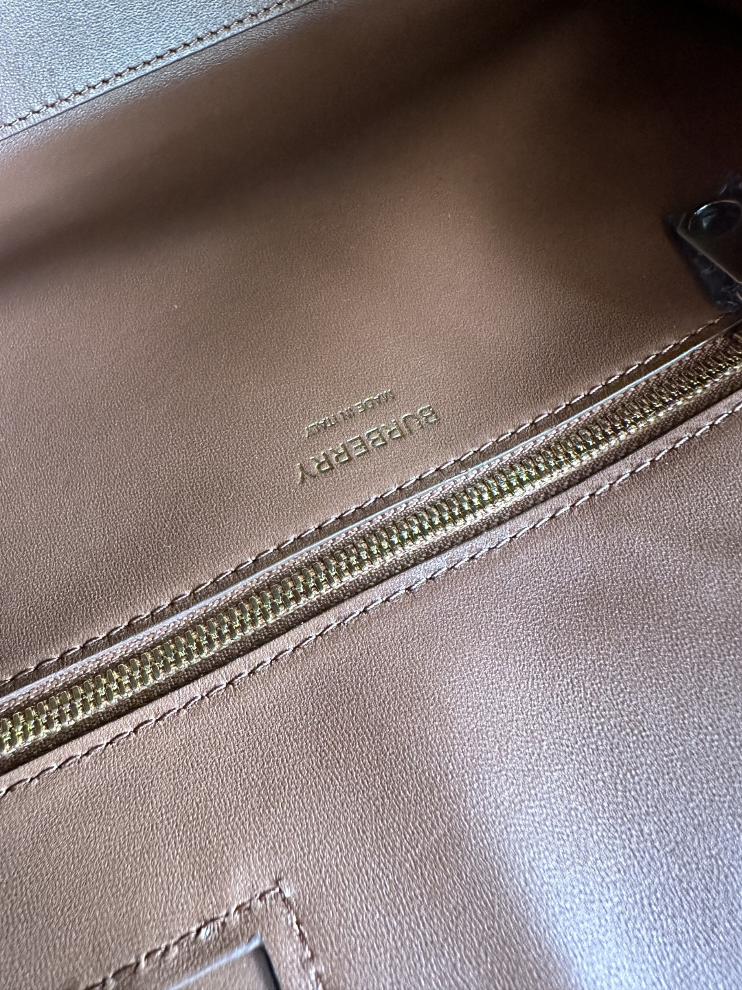 Burberry トートバッグ - イタリア製革と多機能デザイン