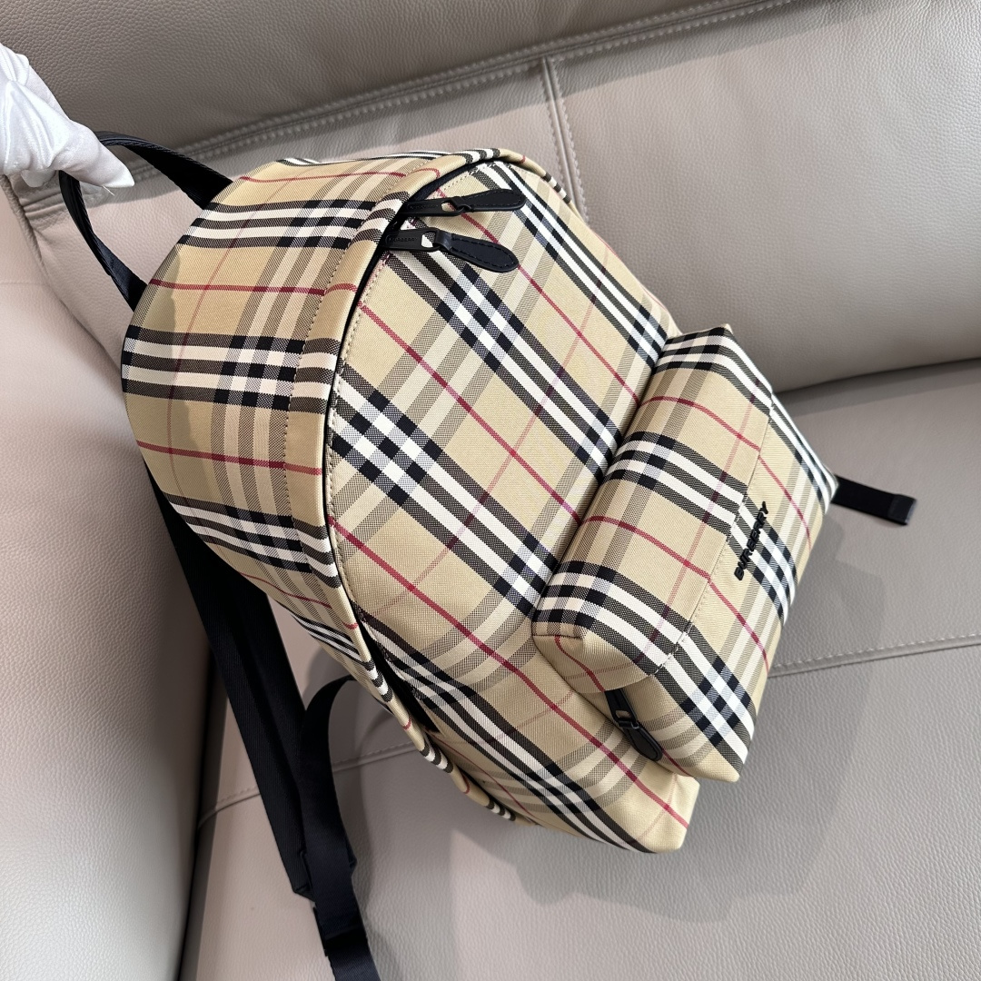 Burberry's new backpack is eye-catchingly decorated with B's plaid and brand logo, incorporating iconic collection elements. It is very lightweig