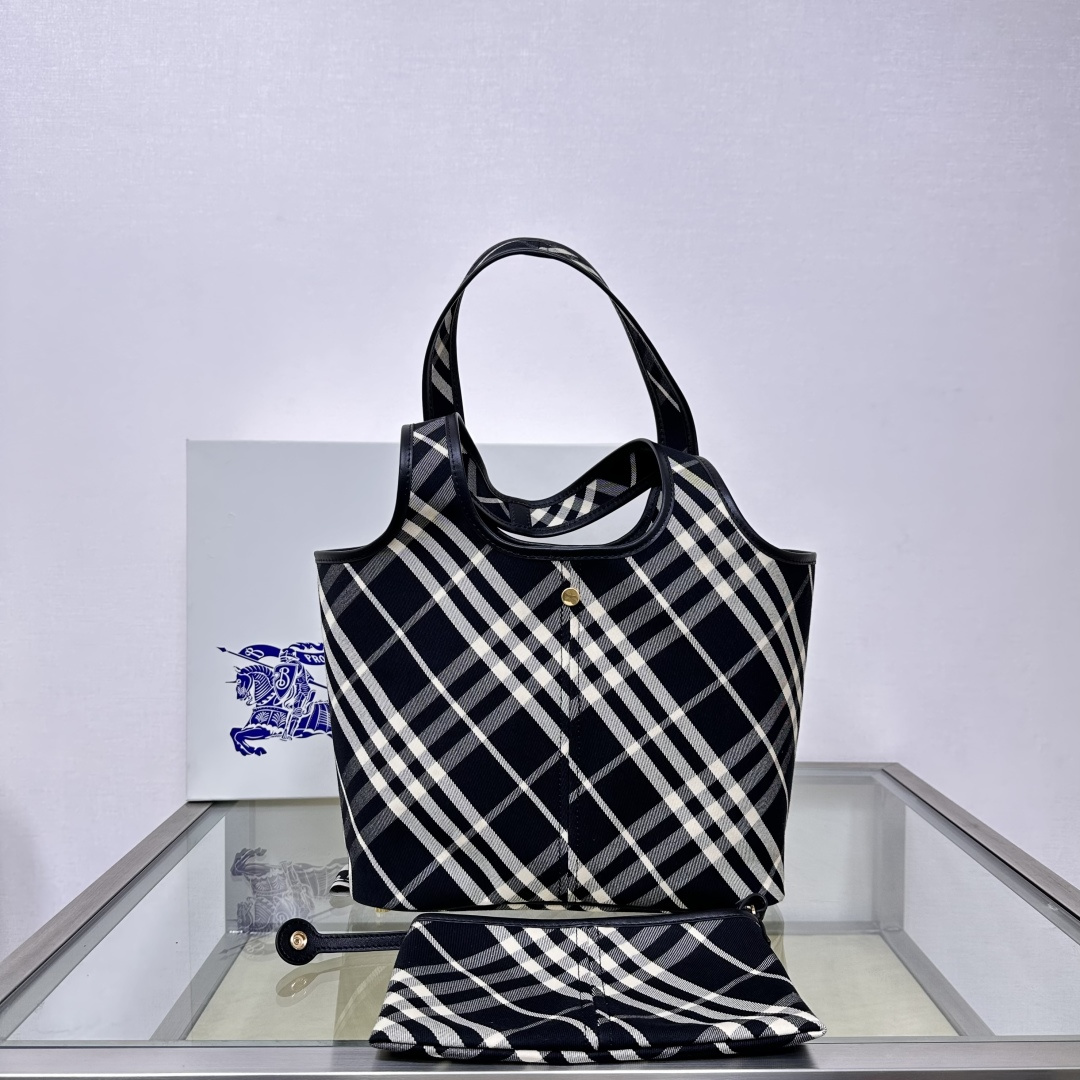 The latest soft and upright tote bag from Burberry Premium Original Factory B is made of cotton twill fabric and refined in an Italian workshop.