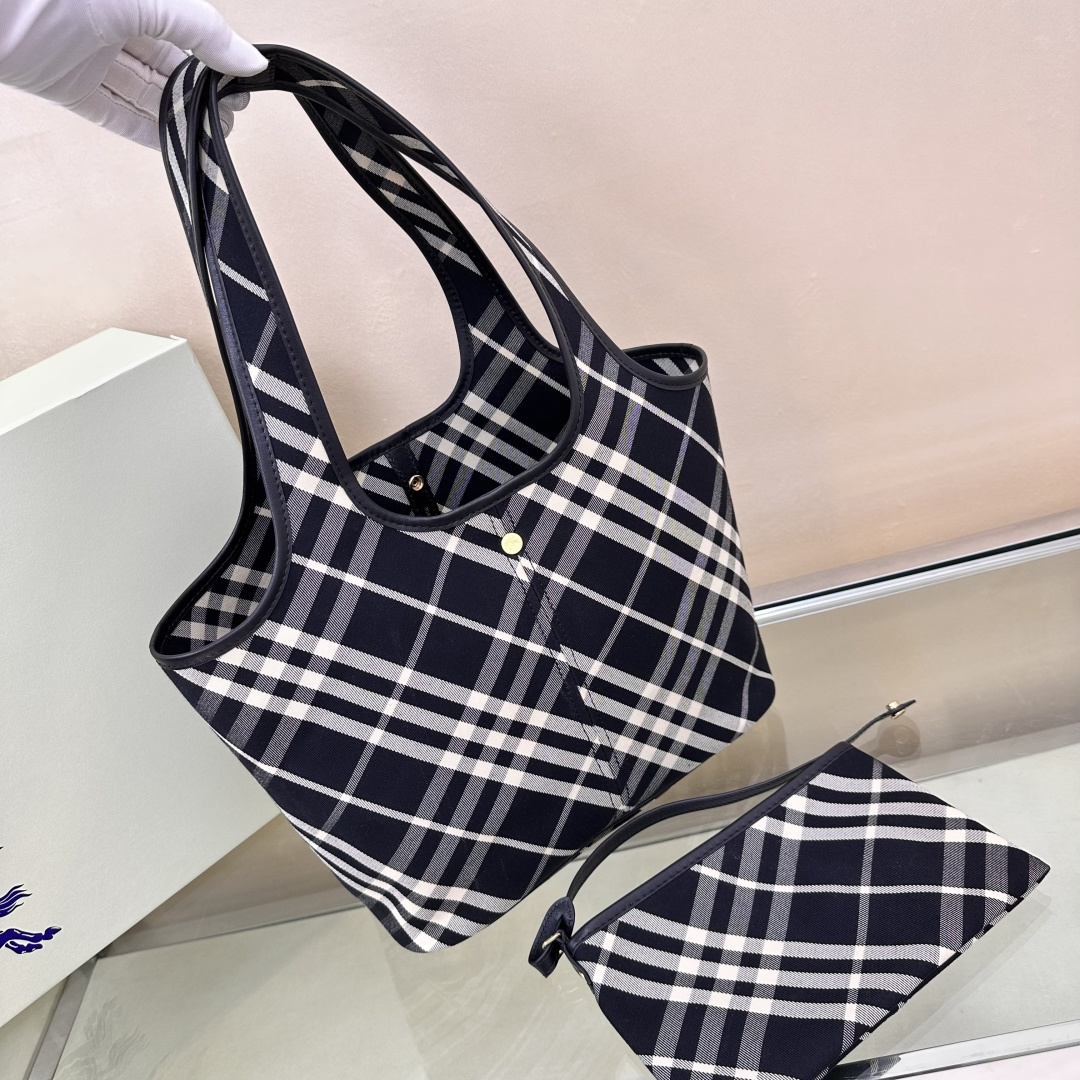 The latest soft and upright tote bag from Burberry Premium Original Factory B is made of cotton twill fabric and refined in an Italian workshop.