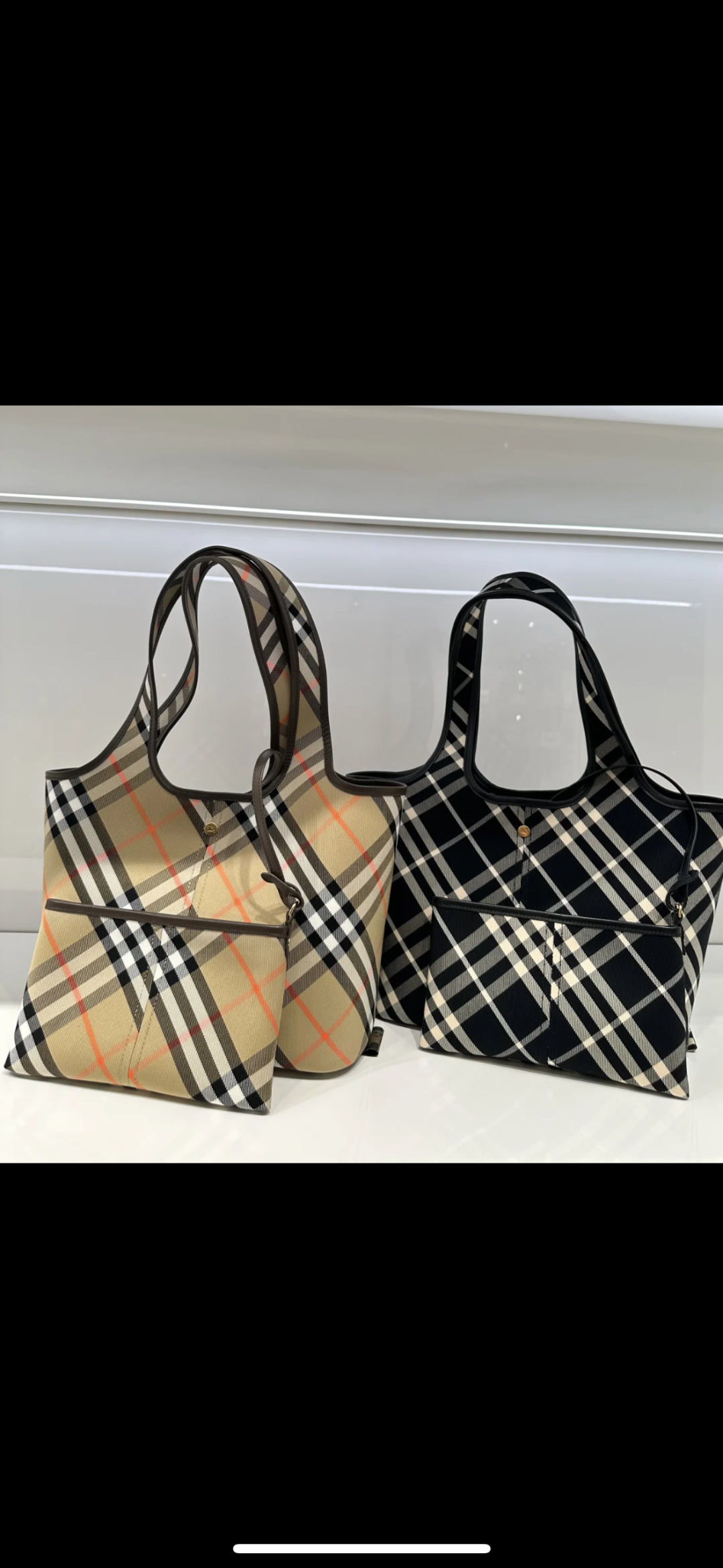 Burberry Black and white matching~Bur new season bag