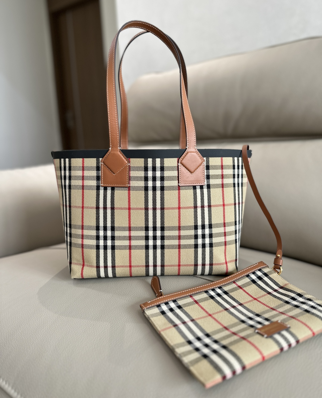 Premium 🅿️650 B latest exquisite tote, made of cotton canvas fabric. Decorated with B classic check tote, two sizes av…