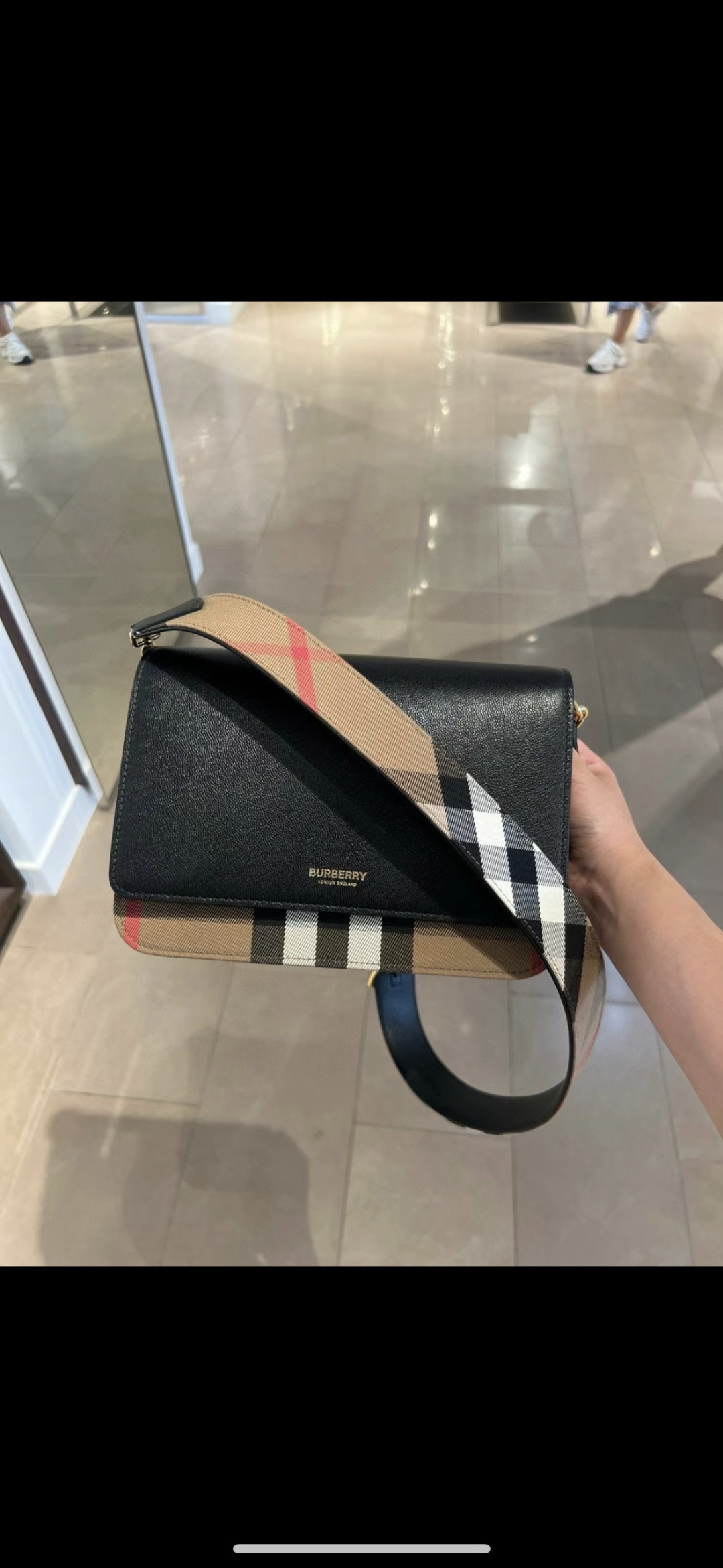 B brand plaid crossbody bag with wide shoulder strap is incredibly practical, perfect for daily commuting, shopping, and outings, easily fitting all your essentials. image 1
