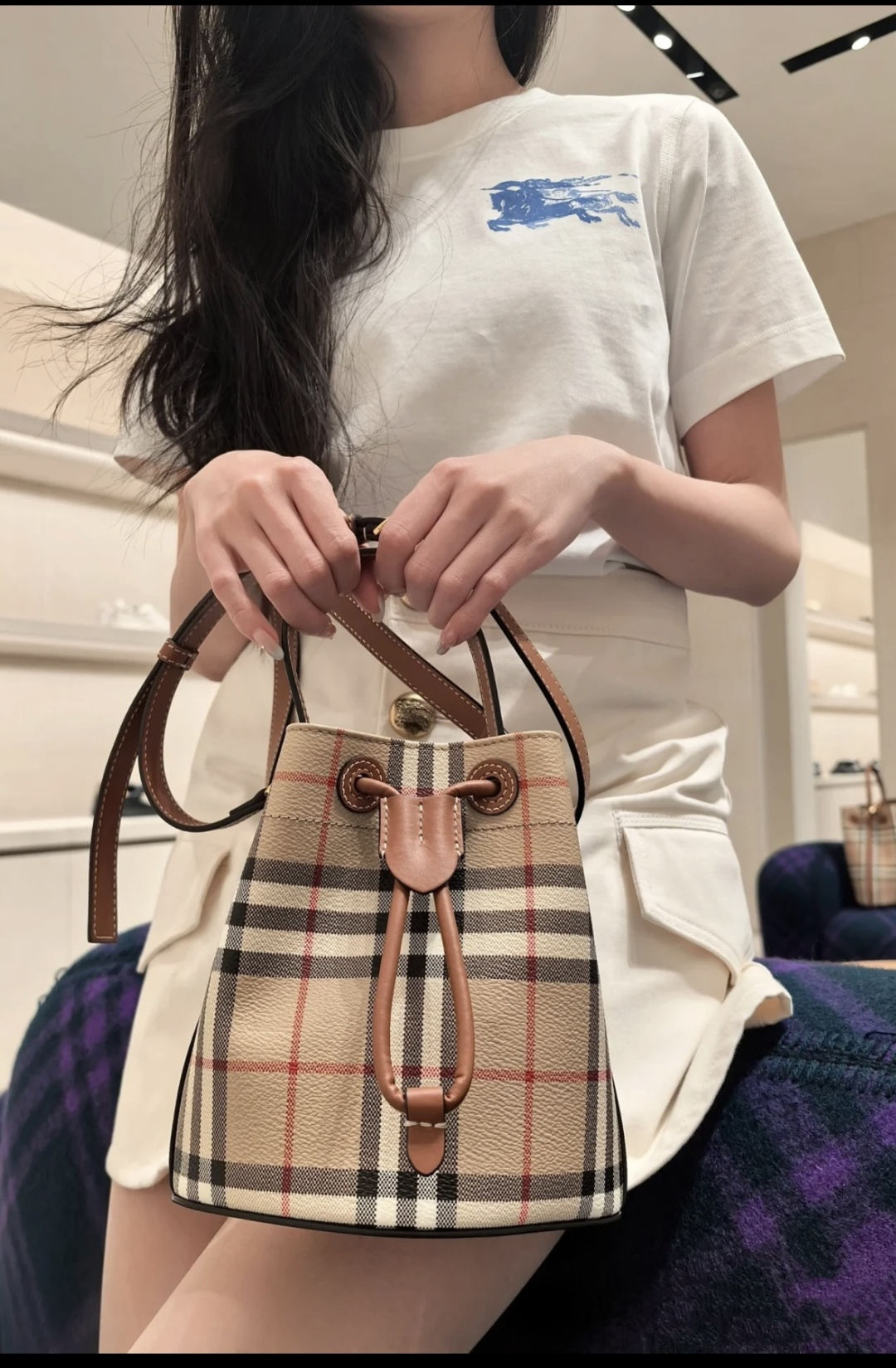 Burberry’s new high-end mini bucket bag brings your beauty to new heights!