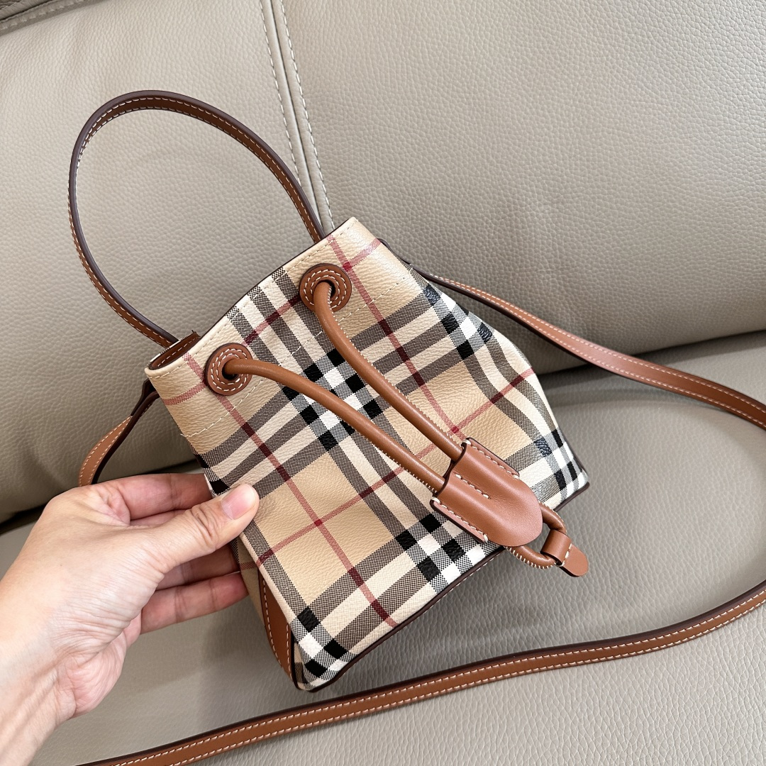 Burberry's new high-end premium original leather B family's birch brown bucket bag for the new season is made of environmentally friendly and eas
