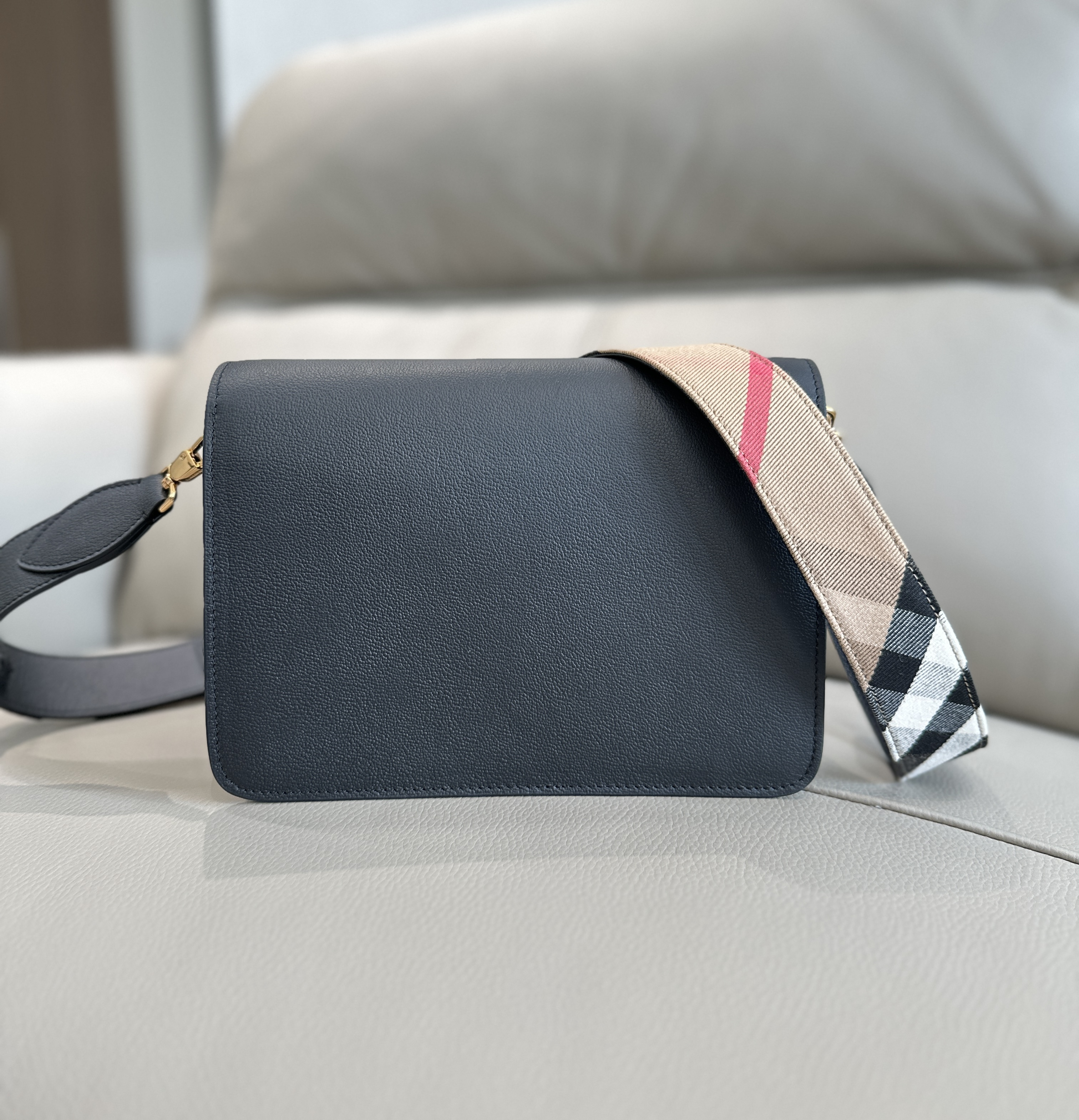 버버리 가방 상세 이미지 11