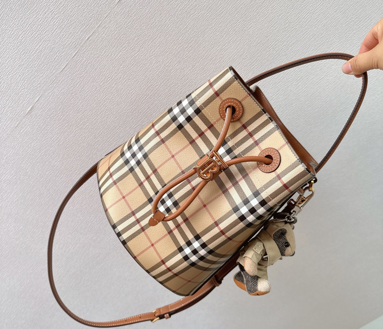 Este cubo a cuadros marrón de la nueva temporada