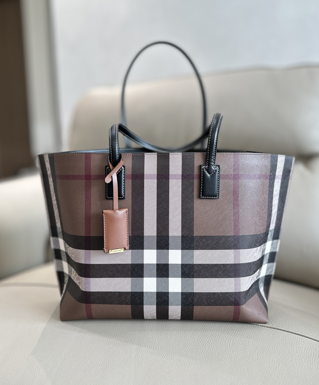 Especial 🅿️680 BUR bolso tote de cuadros marrón abedul, decorado con el icónico patrón de cuadros, con ribet…