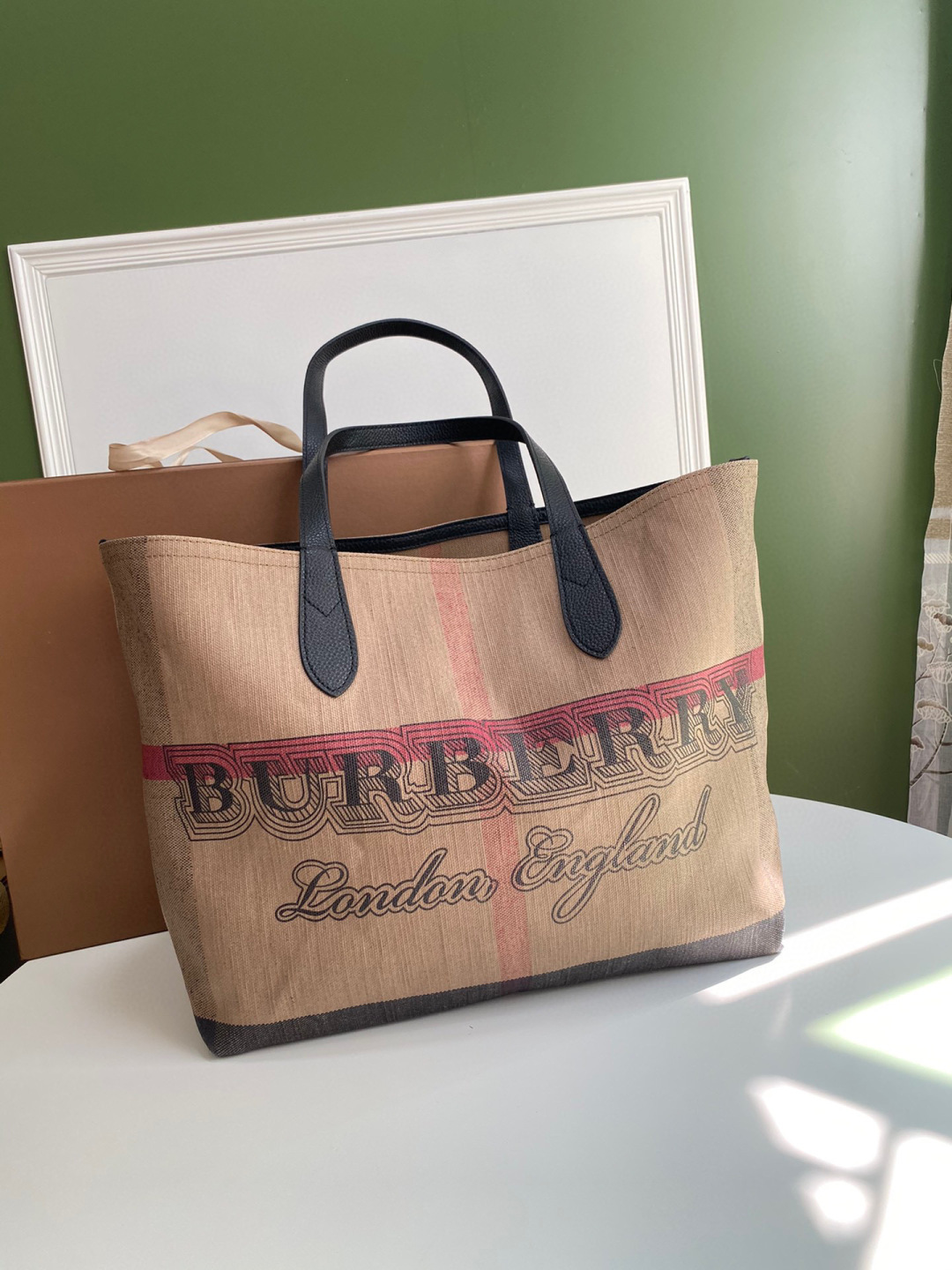 Premium 🅿️500 Bolso tote reversible de doble cara B, hecho de lona de cuadros recubierta. Patrón de graffiti desenfada…