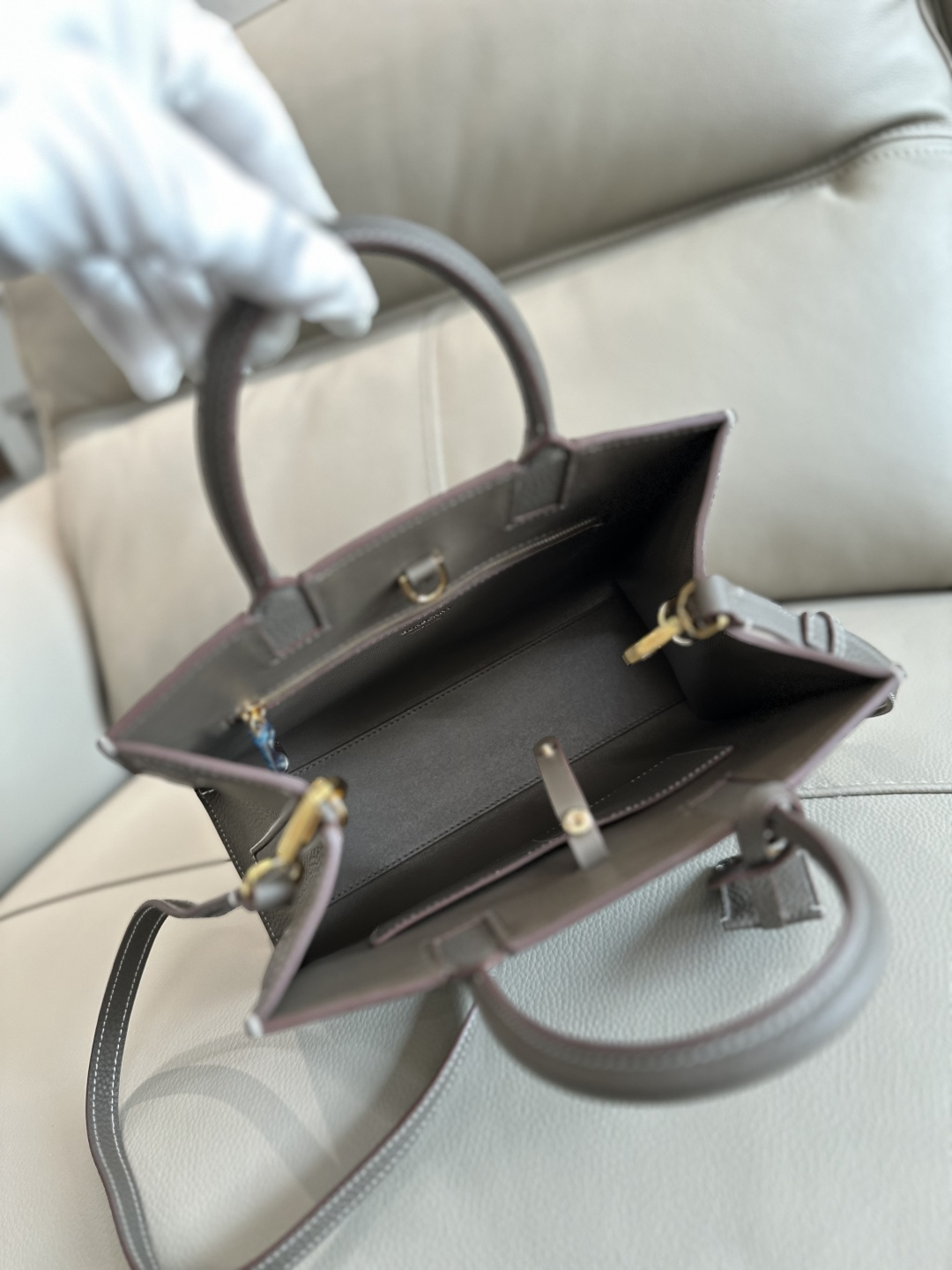 Burberry トートバッグ - イタリア製レザーと複数ポケット付き