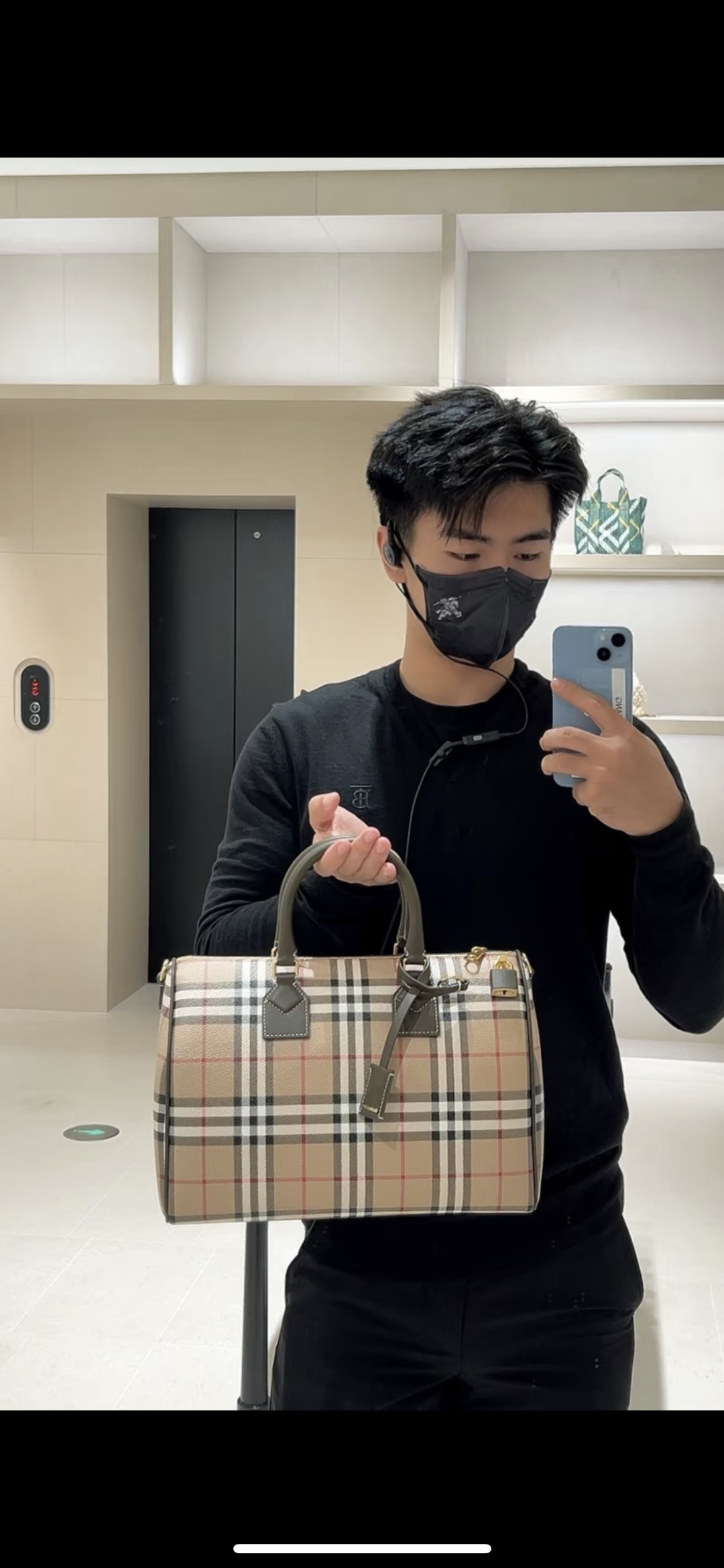Nuevo bolso tipo bolera, clásico patrón de cuadros y un adorable diseño. Ambos tamaños tienen correa larga pa…
