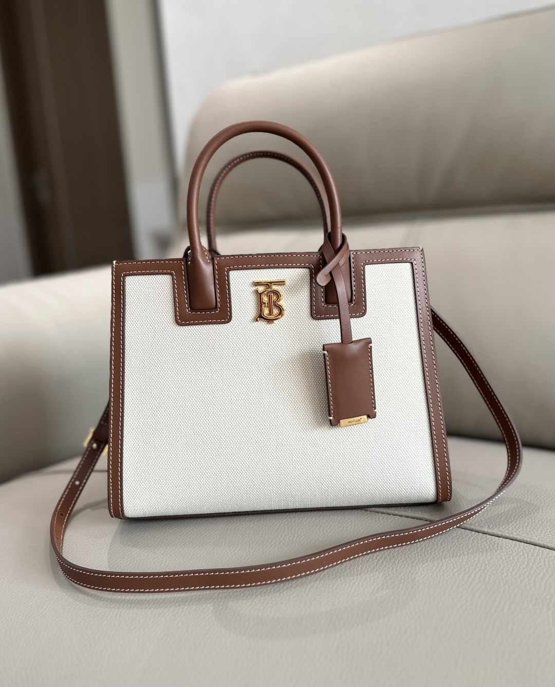 Burberry トートバッグ - イタリア製革と多機能デザイン