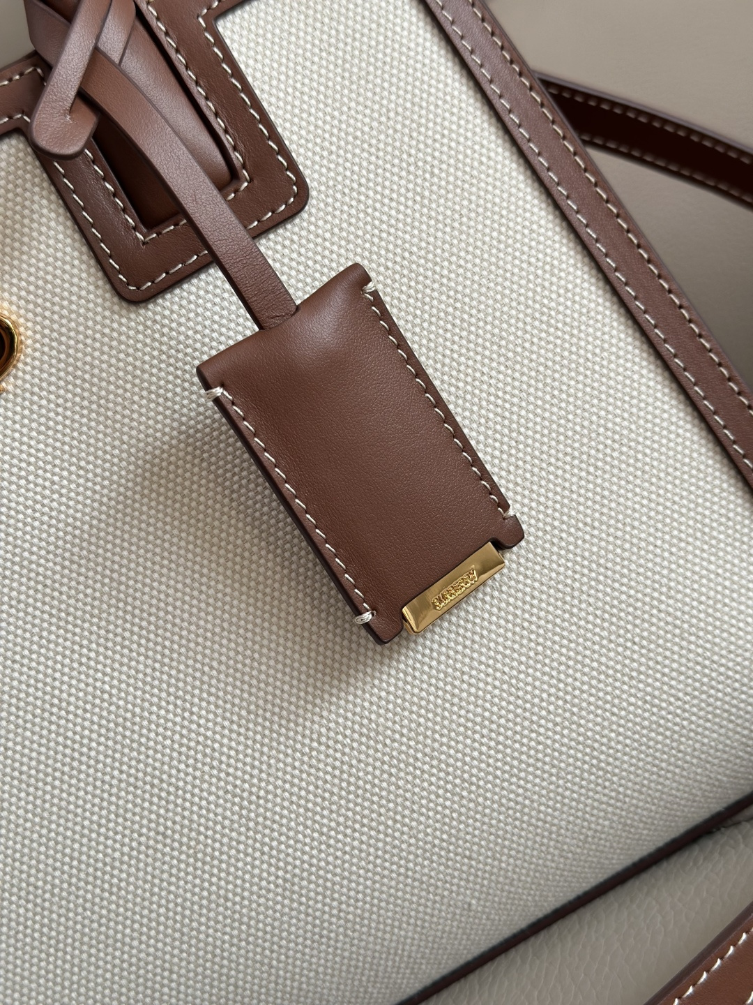 Burberry トートバッグ - イタリア製革と多機能デザイン