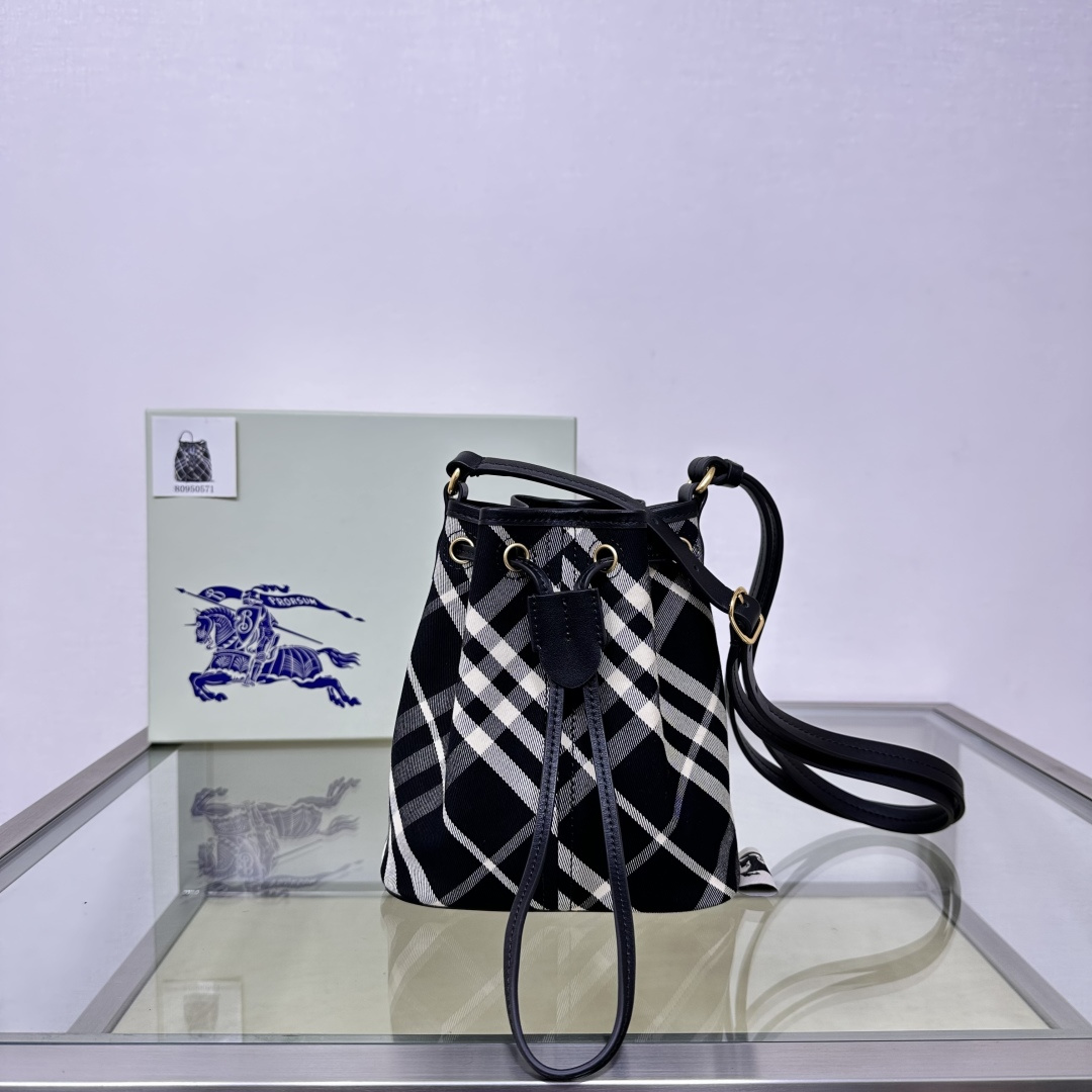 The latest small bucket bag from Burberry Premium Original Factory B is made of cotton twill fabric. In Italian workshop