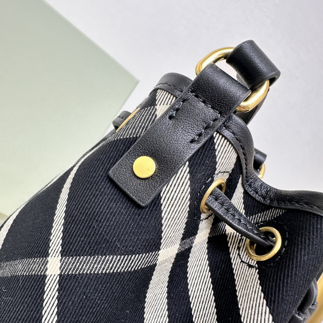 The latest small bucket bag from Burberry Premium Original Factory B is made of cotton twill fabric. In Italian workshop