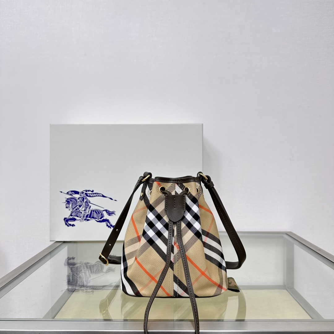 Burberry's latest premium original bucket bag, made of cotton twill fabric. In Italian workshop