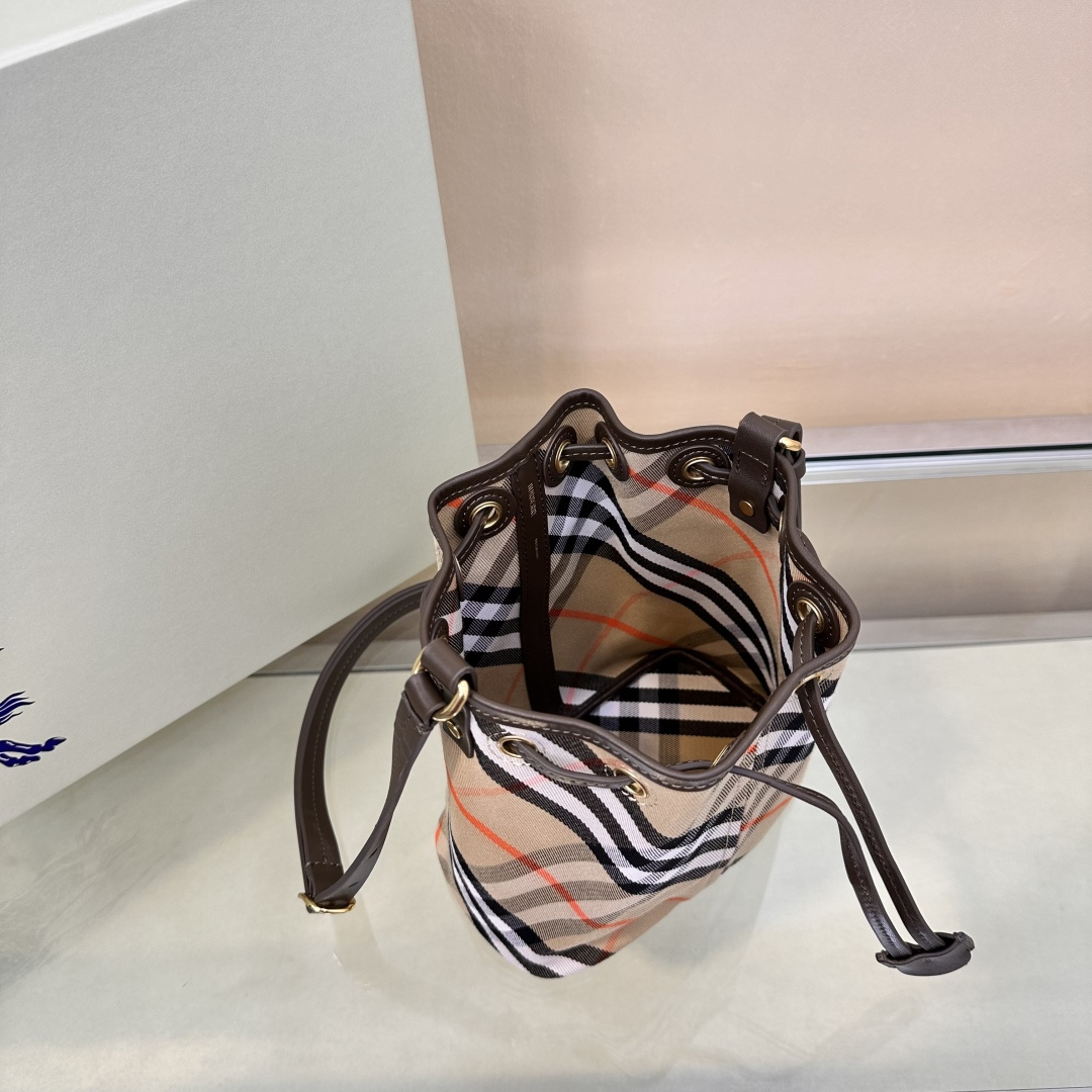 Burberry's latest premium original bucket bag, made of cotton twill fabric. In Italian workshop