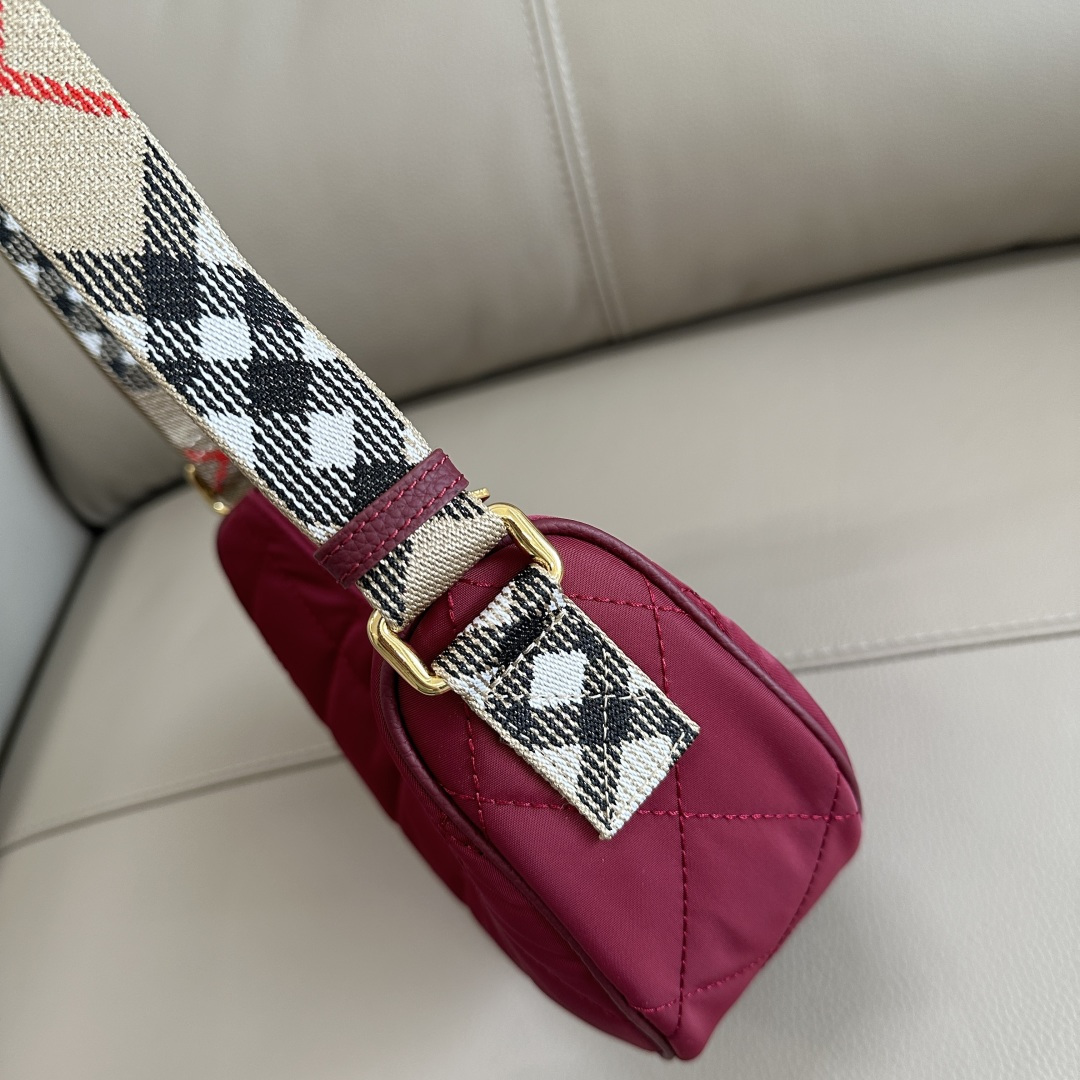 Horseshoe 斜背包 - 英倫風デザインと高級素材