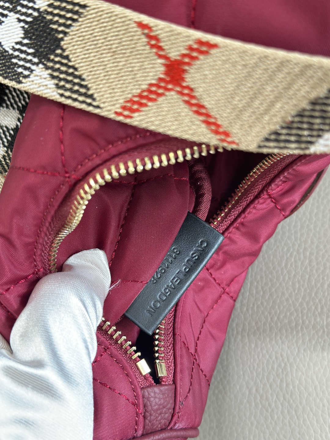 Horseshoe 斜背包 - 英倫風デザインと高級素材