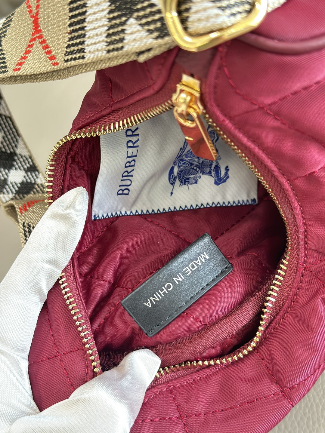 Horseshoe 斜背包 - 英倫風デザインと高級素材