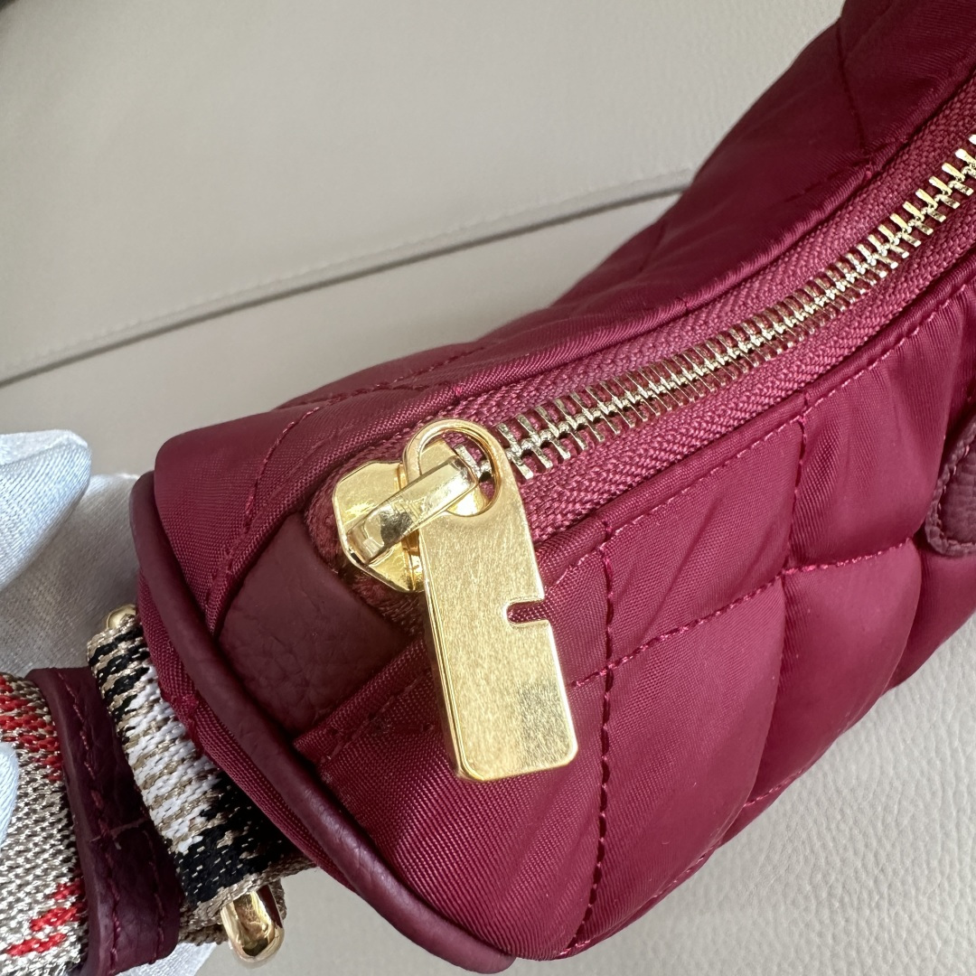 Horseshoe 斜背包 - 英倫風デザインと高級素材