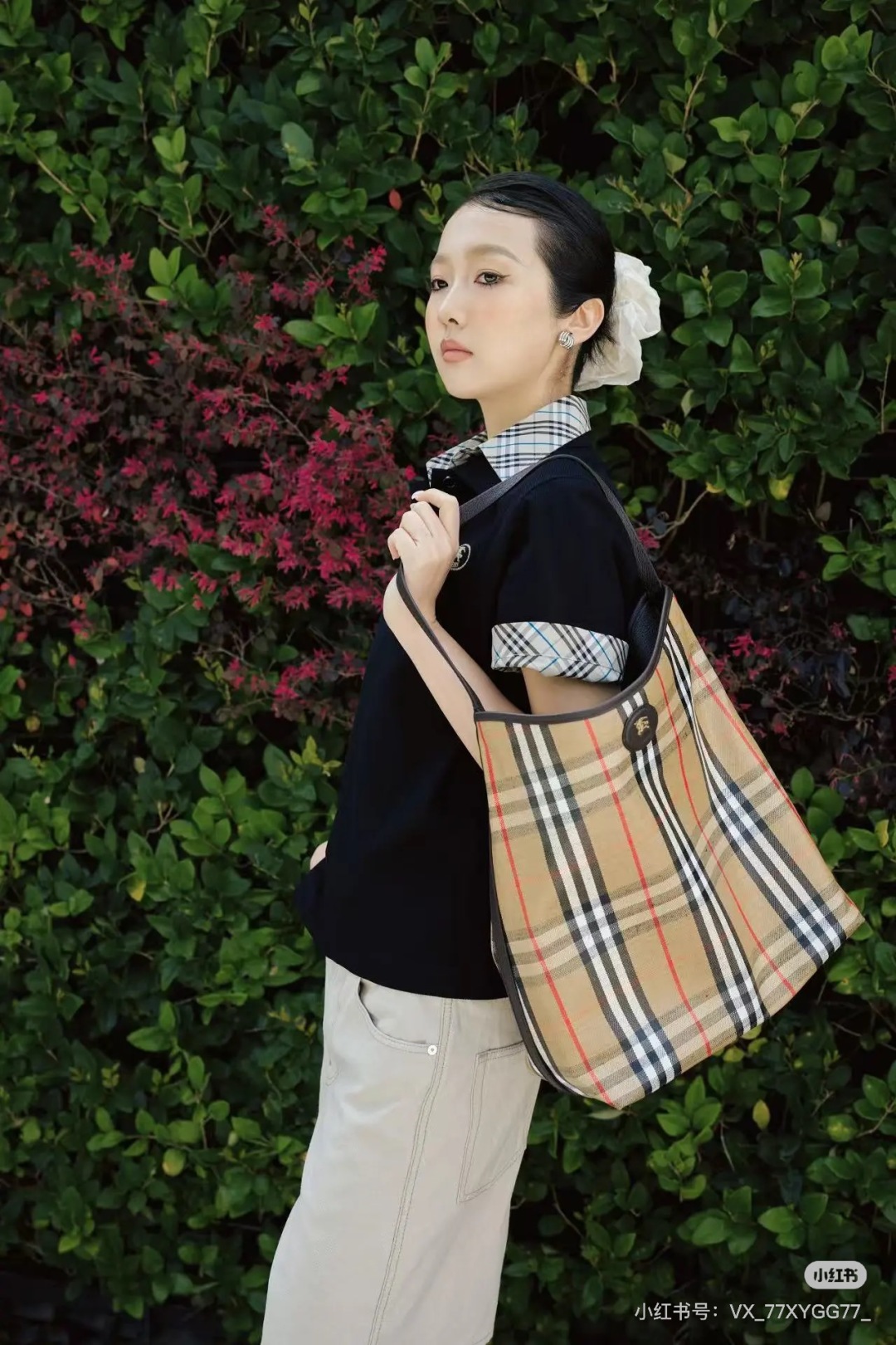 Burberry Classic Check Tote Bag, Full-Length Zipper, Lightweight Design 4 cmp i1751096192374 2076 0 2