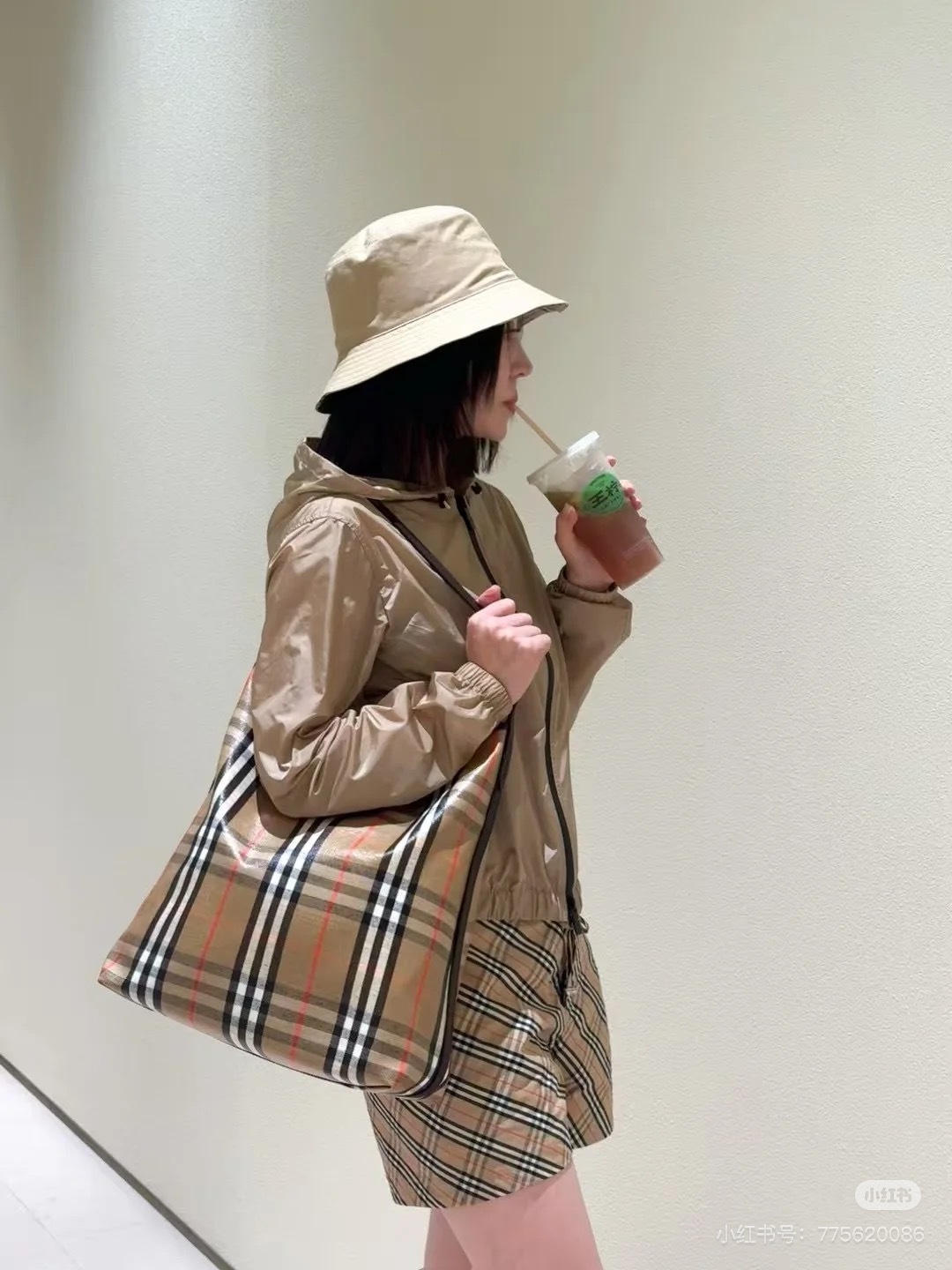 Burberry Classic Check Tote Bag, Full-Length Zipper, Lightweight Design 2 cmp i1751096192374 4618 0 0