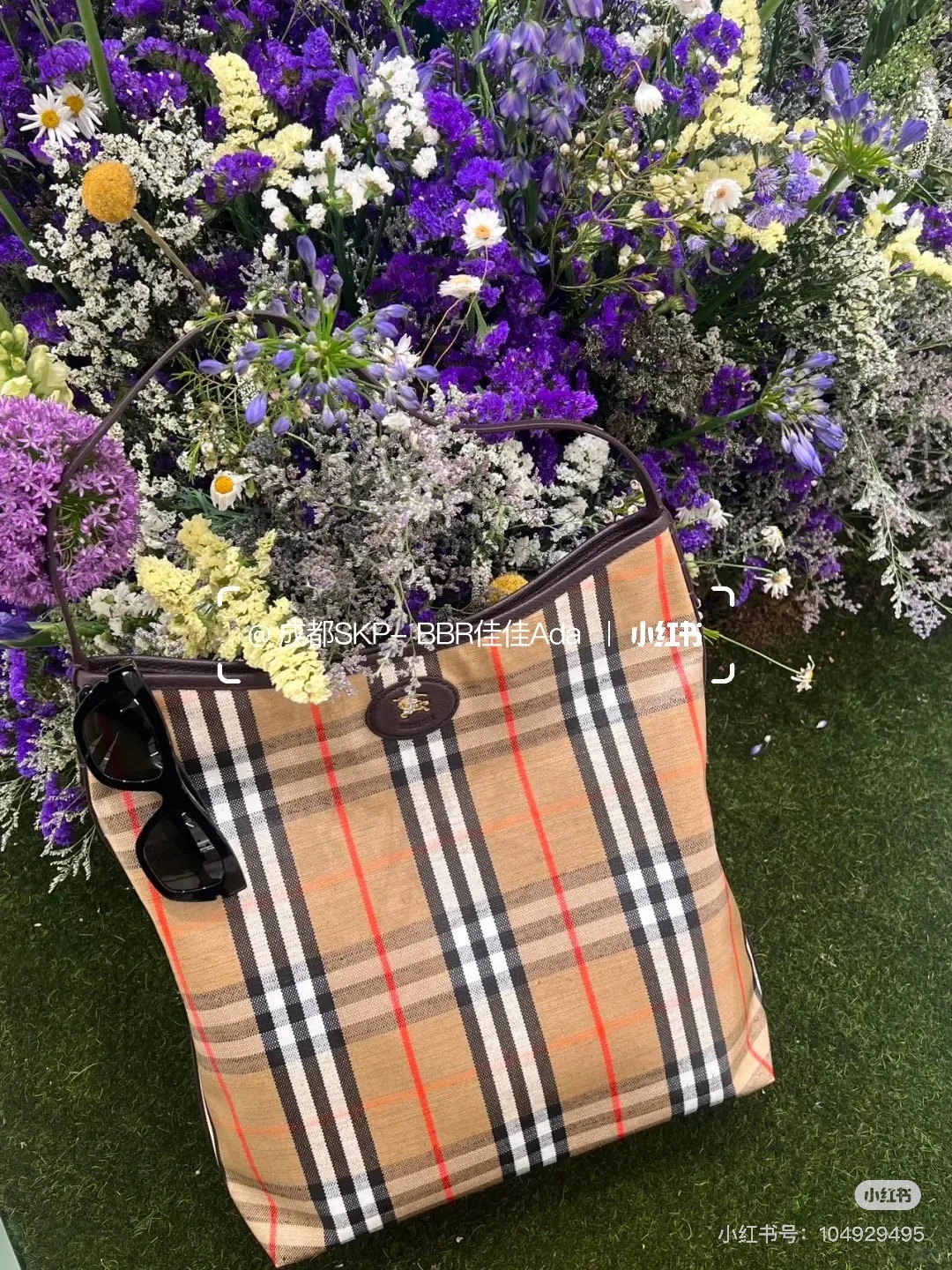 Burberry Classic Check Tote Bag, Full-Length Zipper, Lightweight Design 7 cmp i1751096192375 2749 0 5