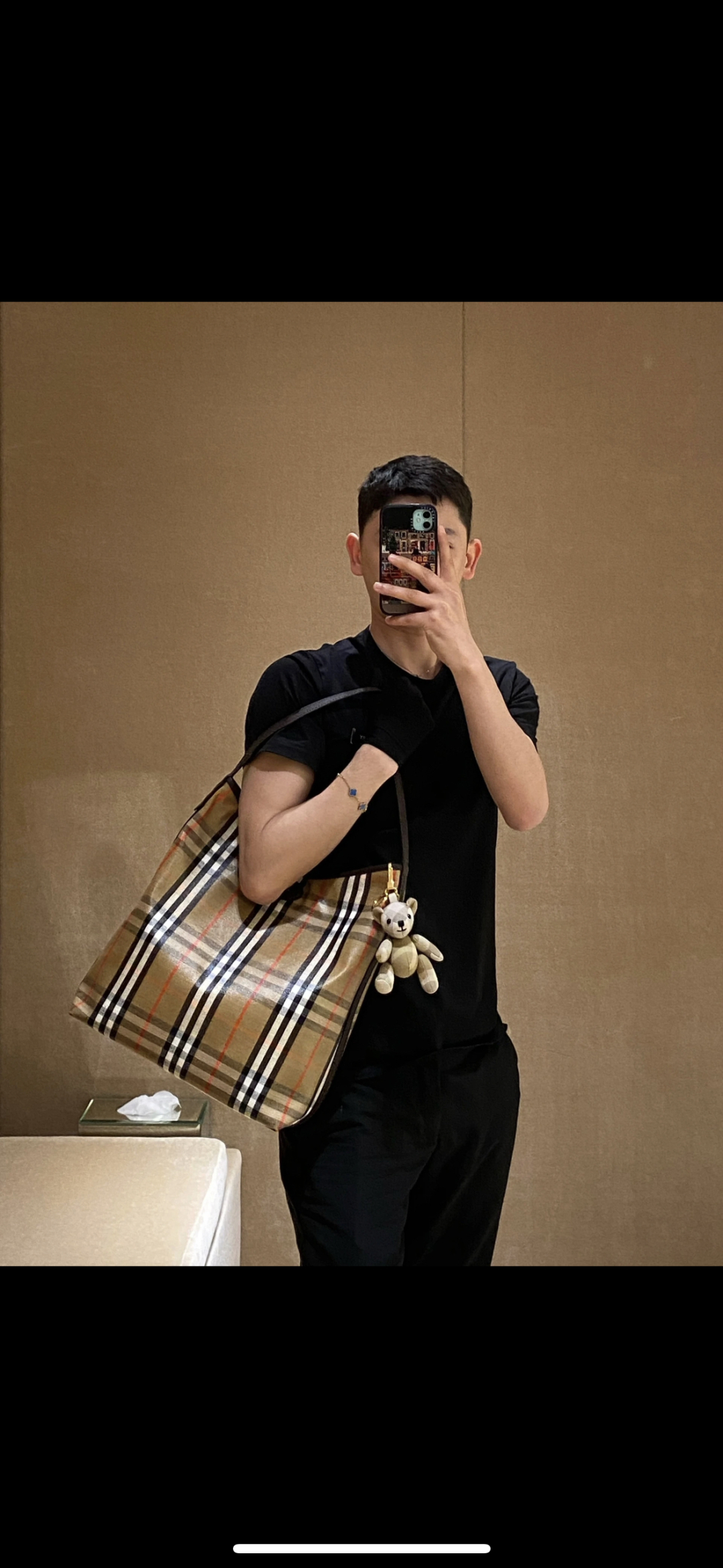 Burberry Classic Check Tote Bag, Full-Length Zipper, Lightweight Design 9 cmp i1751096192604 8591 0 7