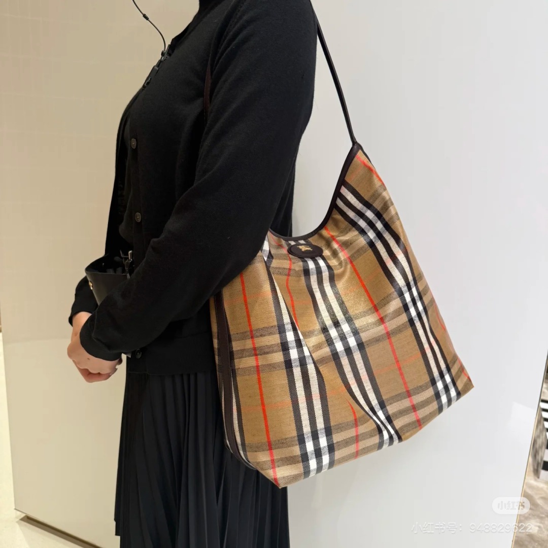 Burberry Classic Check Tote Bag, Full-Length Zipper, Lightweight Design 6 cmp i1751096193087 9484 0 4