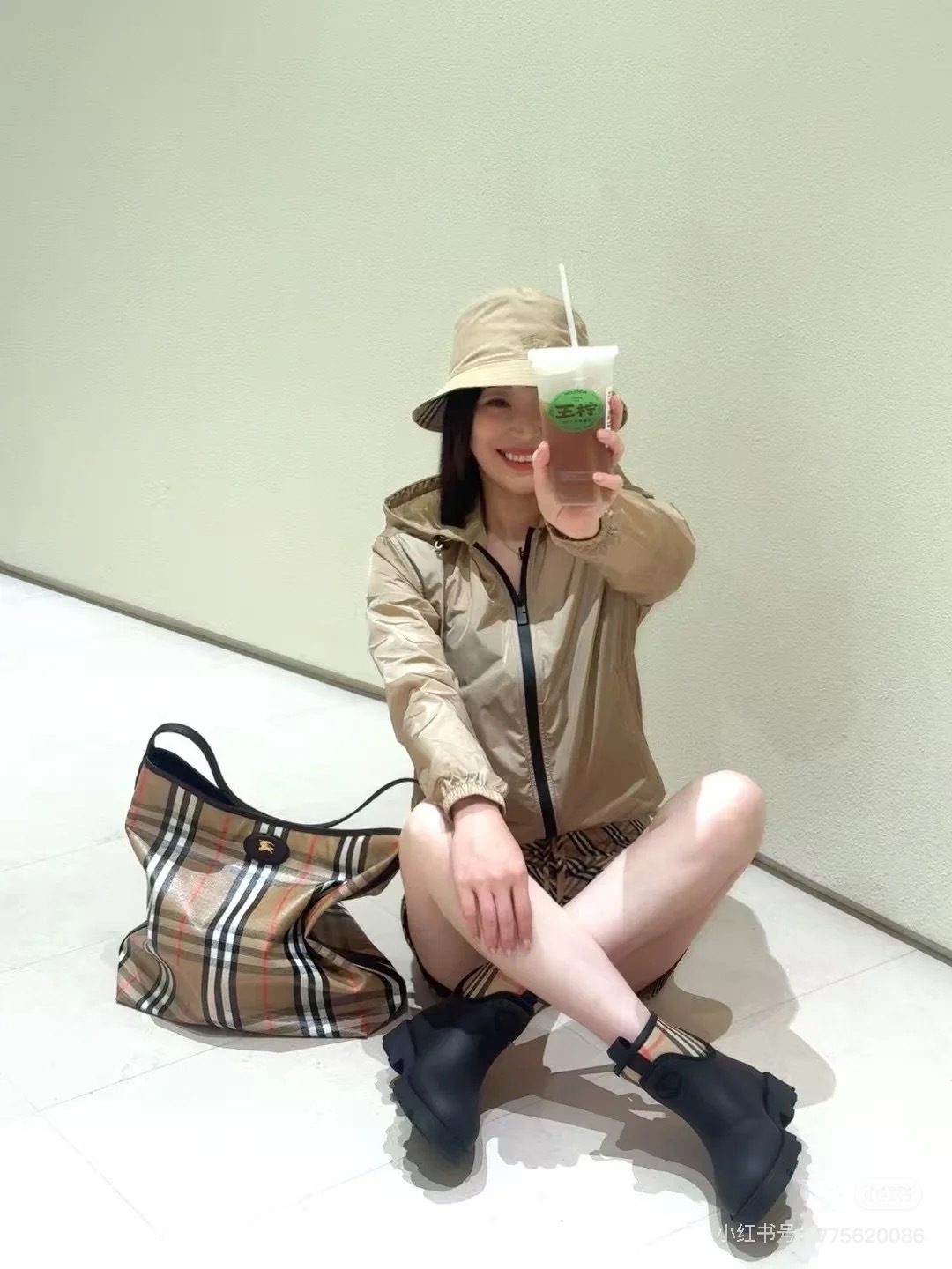 Burberry Classic Check Tote Bag, Full-Length Zipper, Lightweight Design 3 cmp i1751096193107 1266 0 1