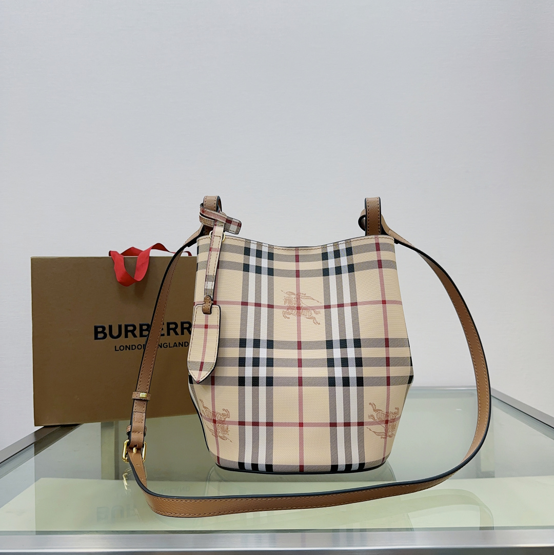 B brand's minimalist style slanted bucket bag, made with lightweight embossed palm grain leather by skilled Italian craftsmen ⚒ and featuring the classic Haymarket check pattern. 🔥 With a delicate design, it is suitable for carrying personal items 💐 and can be easily slung over the shoulder or worn across the body. Stylish and practical, it is an ideal choice for day-to-night outfits 🌟 Size: 18.5 x 15 x 23.5cm 🎁 Model: 158135 image 1