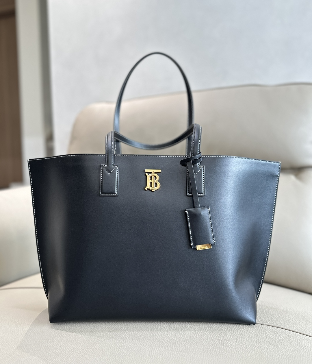 Grado premium 🅿️780 Último tote bag de B, confeccionado en piel de becerro curtida y cosida a mano. Decorado…