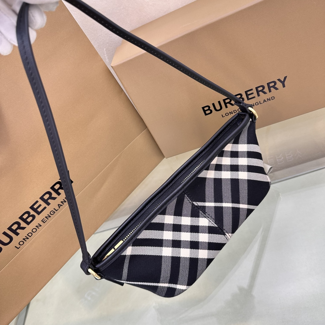 Burberry Premium Original B's latest armpit bag, clutch bag, multiple uses, made of soft cotton twill fabric. Decorative jacquard worsted is B’s