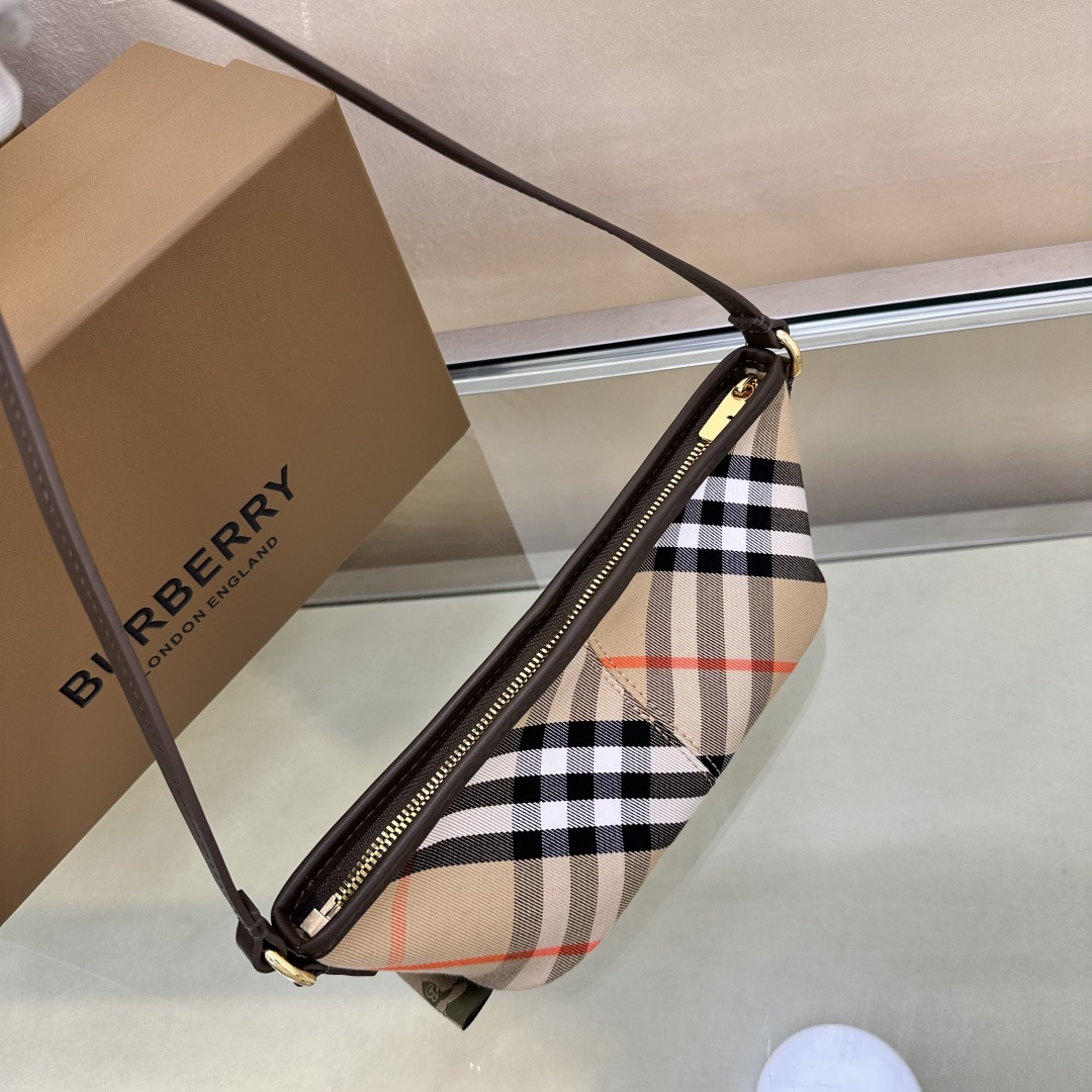 Burberry Premium Original B's latest armpit bag, clutch bag, multiple uses, made of soft cotton twill fabric. Decorative jacquard worsted is B’s
